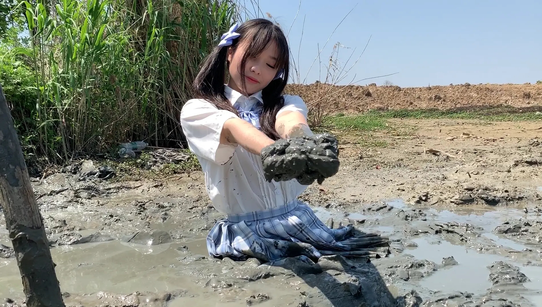 漂亮的女生在泥中玩耍