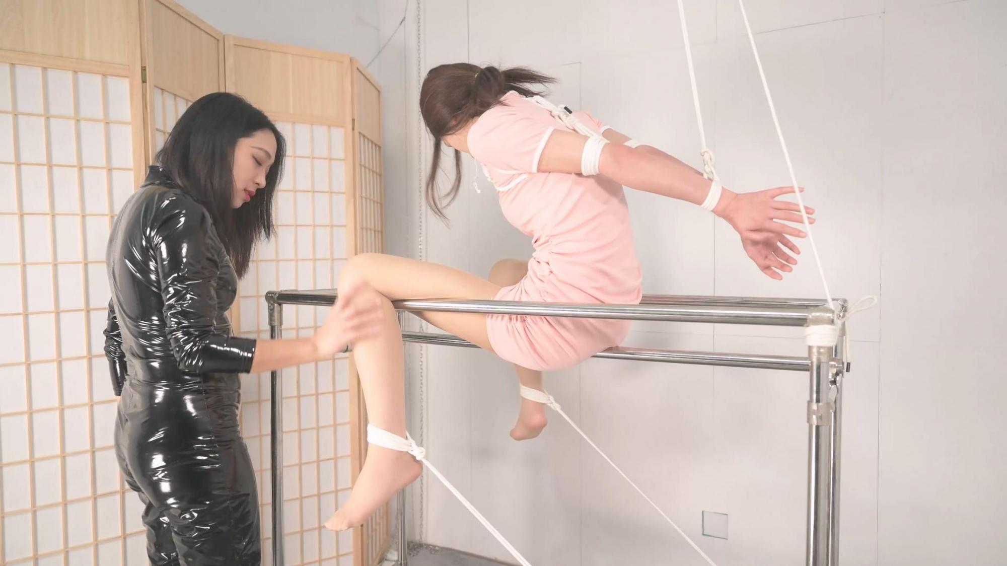 男女双S捆绑铁架分腿调教言妍--旗袍、肉丝、女王装、百合爱抚、刺轮、TK、坐单杠 男女双S捆绑铁架分腿调教言妍--旗袍、肉丝、女王装、百合爱抚、刺轮、TK、坐单杠