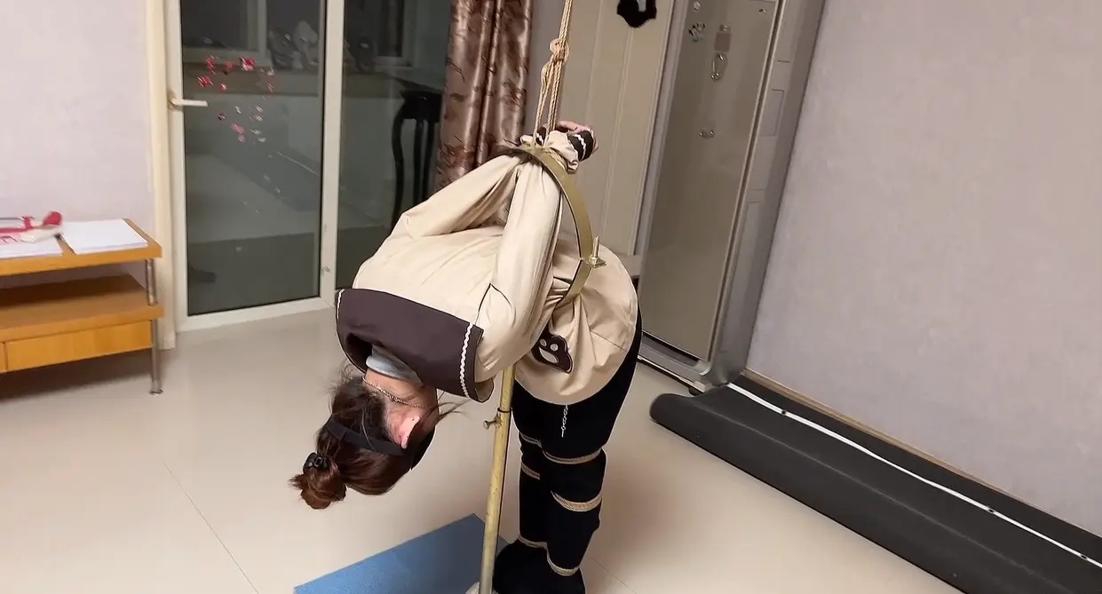 变态前男友对我的报复(反手吊 拘束架 蒙眼 封嘴放置挣扎) 变态前男友对我的报复(反手吊 拘束架 蒙眼 封嘴放置挣扎)