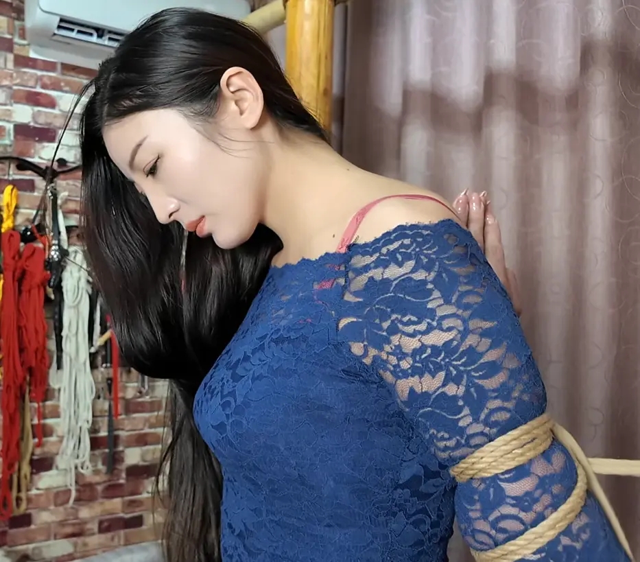 调叫娇羞成熟美少妇 打屁股 柱子固定分腿 调叫娇羞成熟美少妇 打屁股 柱子固定分腿