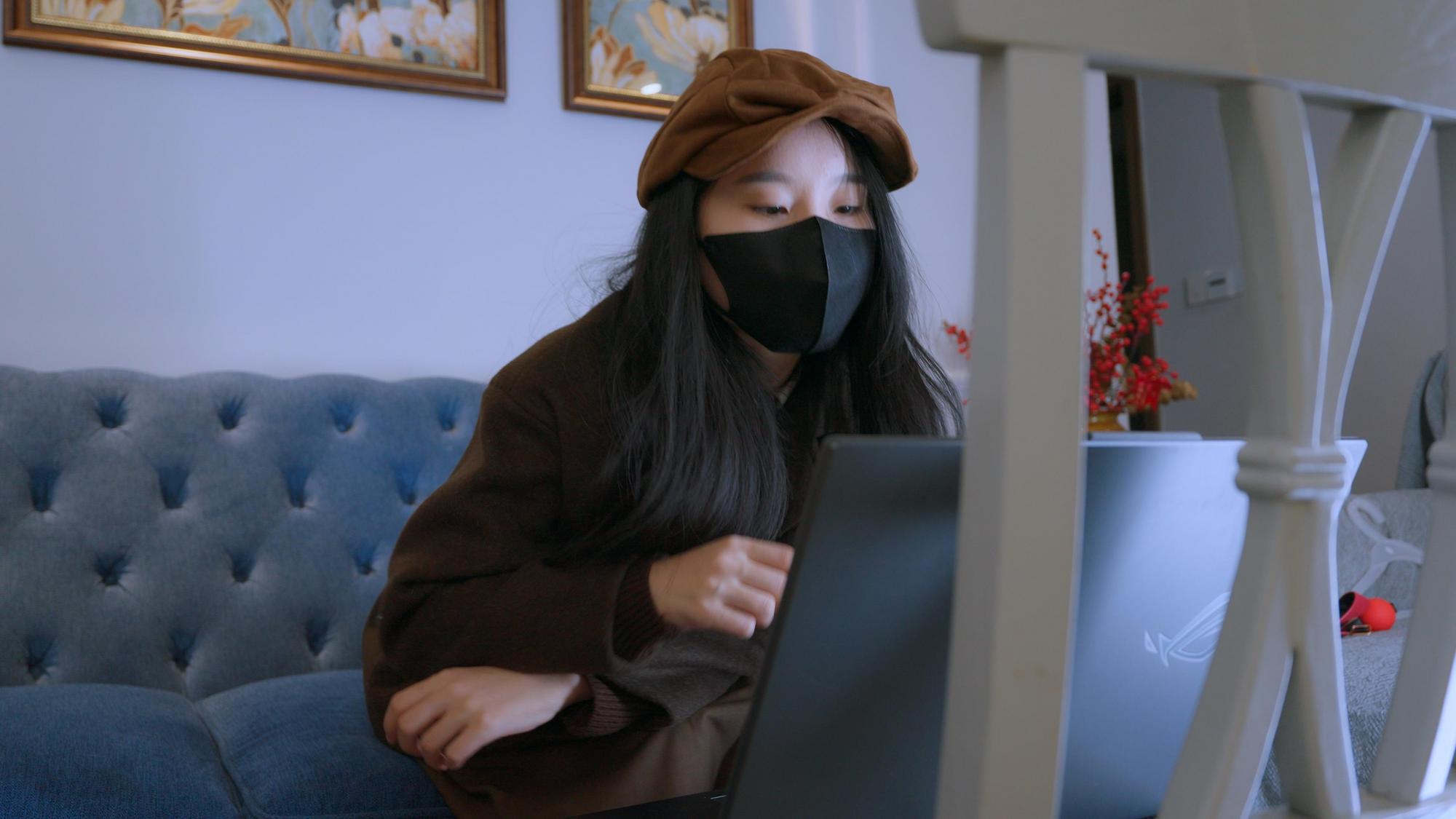 【丝米定拍】《不要和陌生人说话》搭讪小A约拍，诱其回家后被发现暗藏变态囚禁照。欲逃跑，楼梯间惨遭抓‍脚拖回