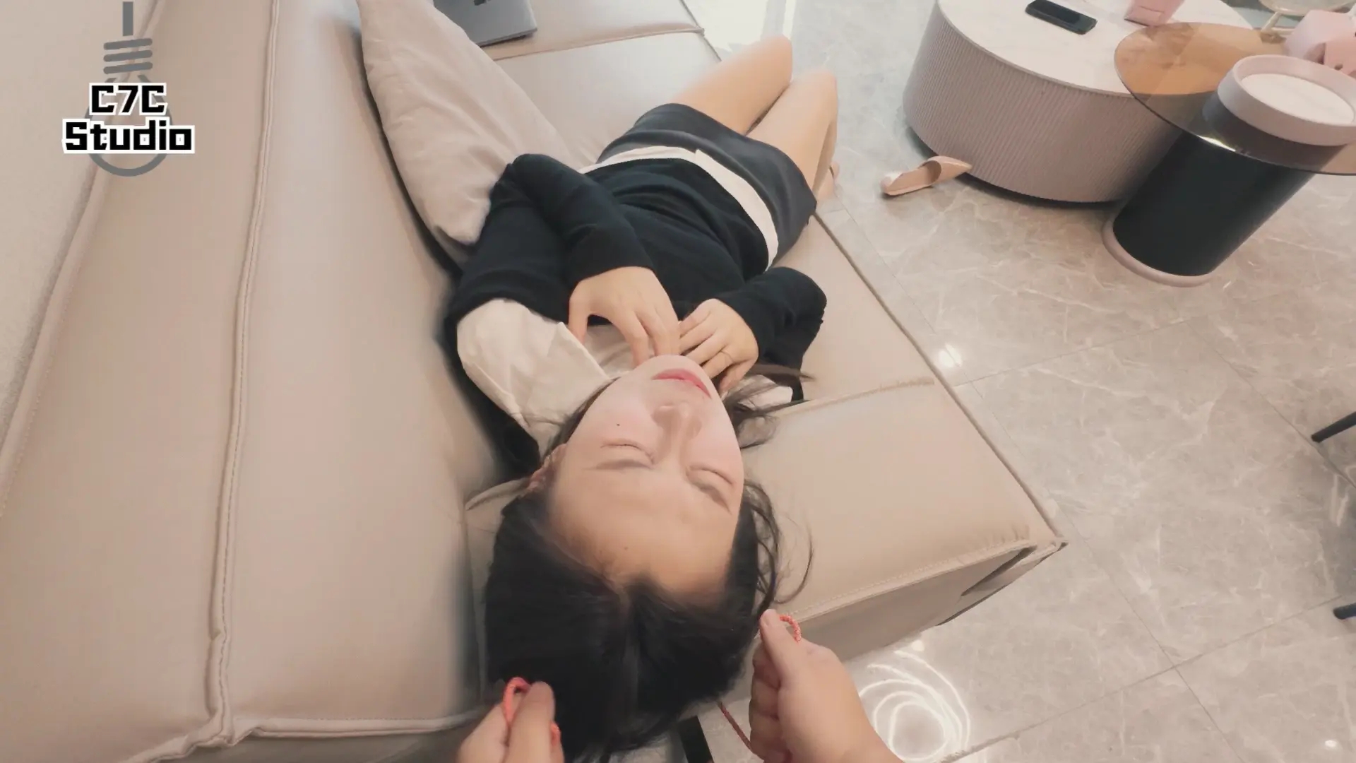 《心理医生小鱼》肉丝美女心理医生被患者翻白眼抽搐