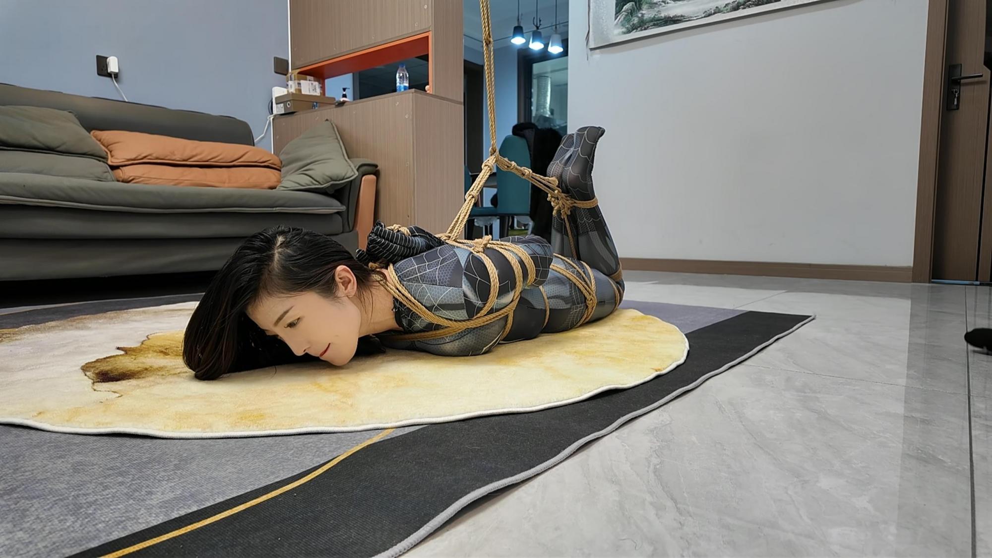 被束缚的女蜘蛛 被束缚的女蜘蛛