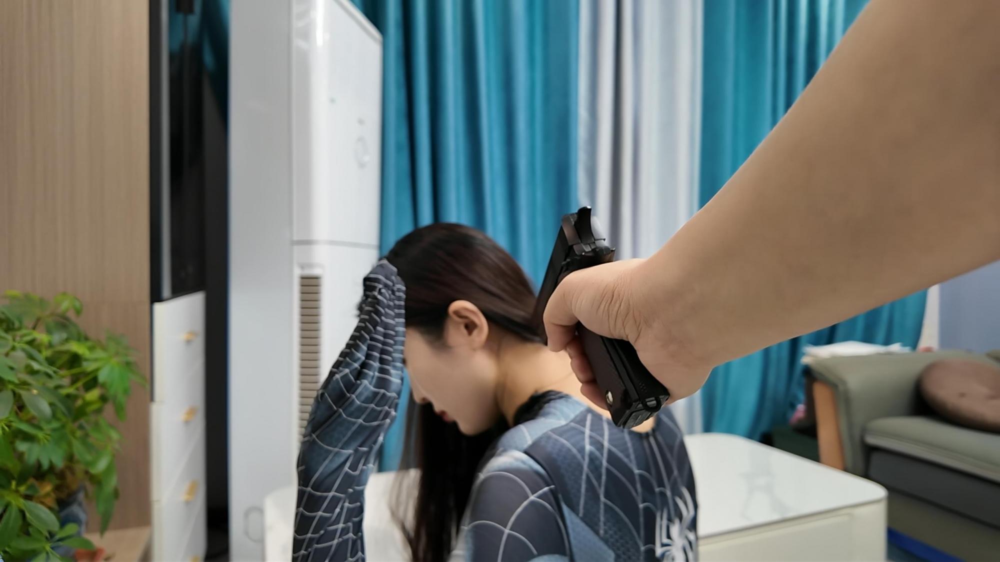 被束缚的女蜘蛛 被束缚的女蜘蛛