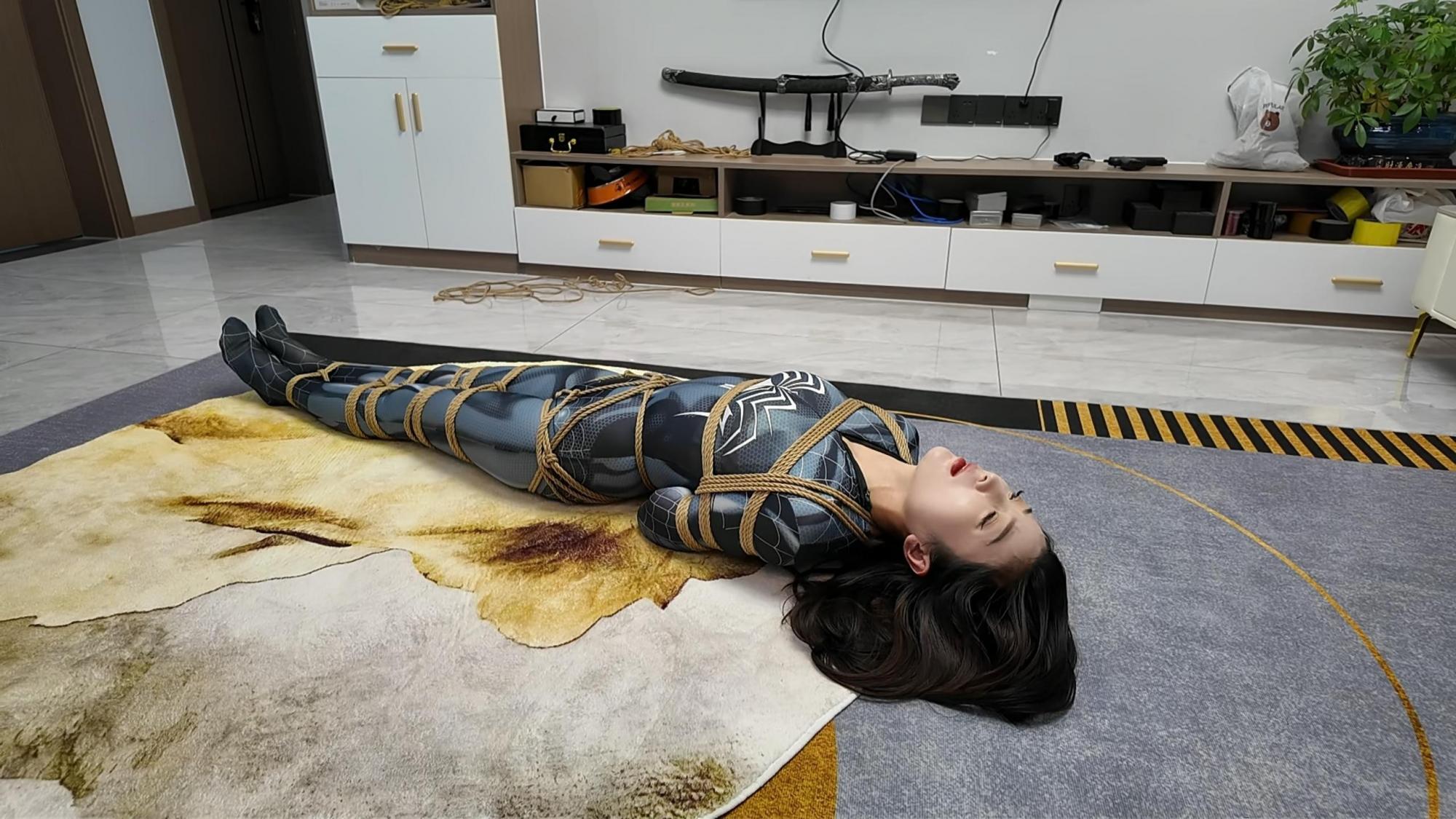 被束缚的女蜘蛛 被束缚的女蜘蛛