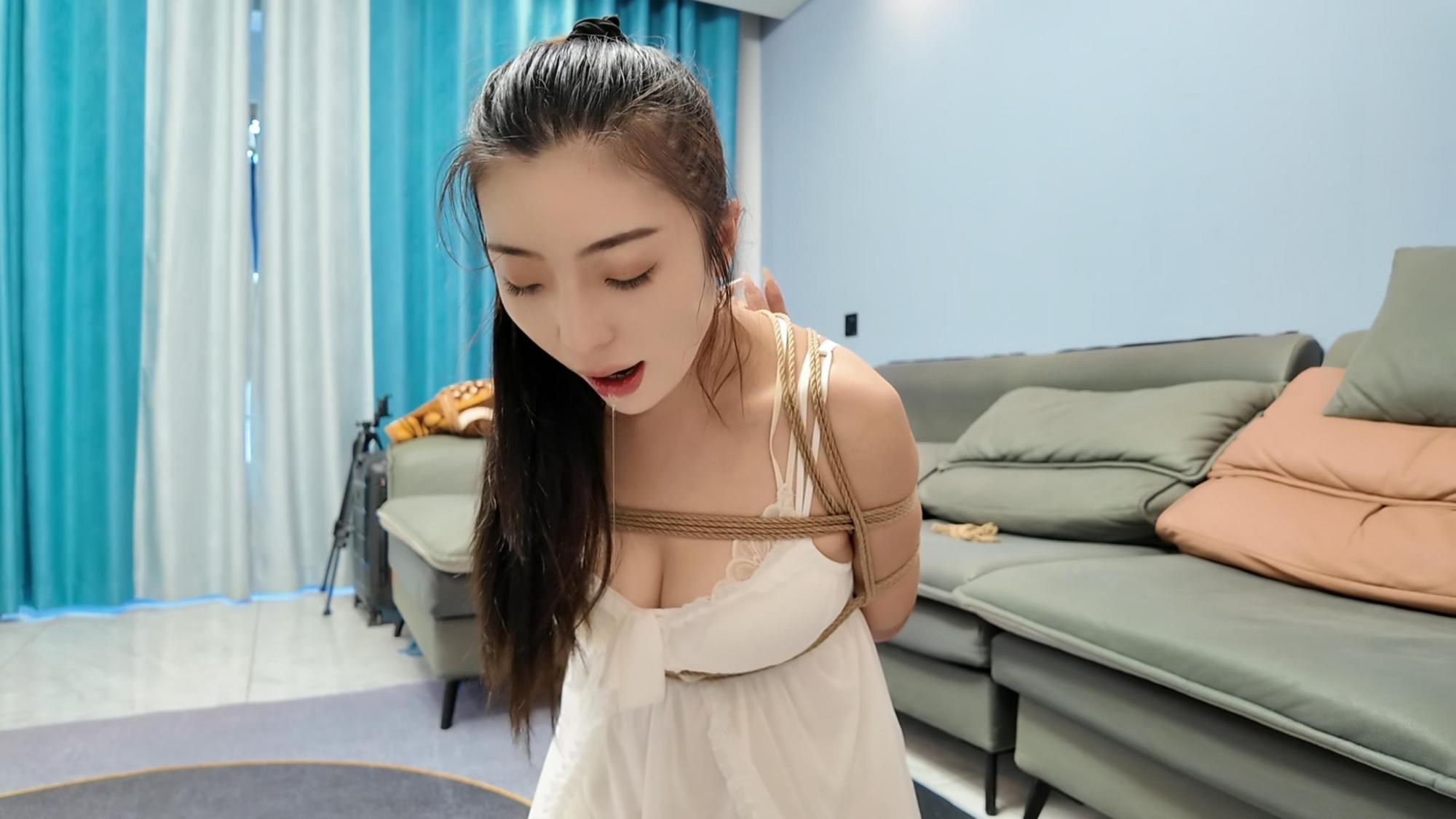 佳佳白丝睡裙后手观音 佳佳白丝睡裙后手观音