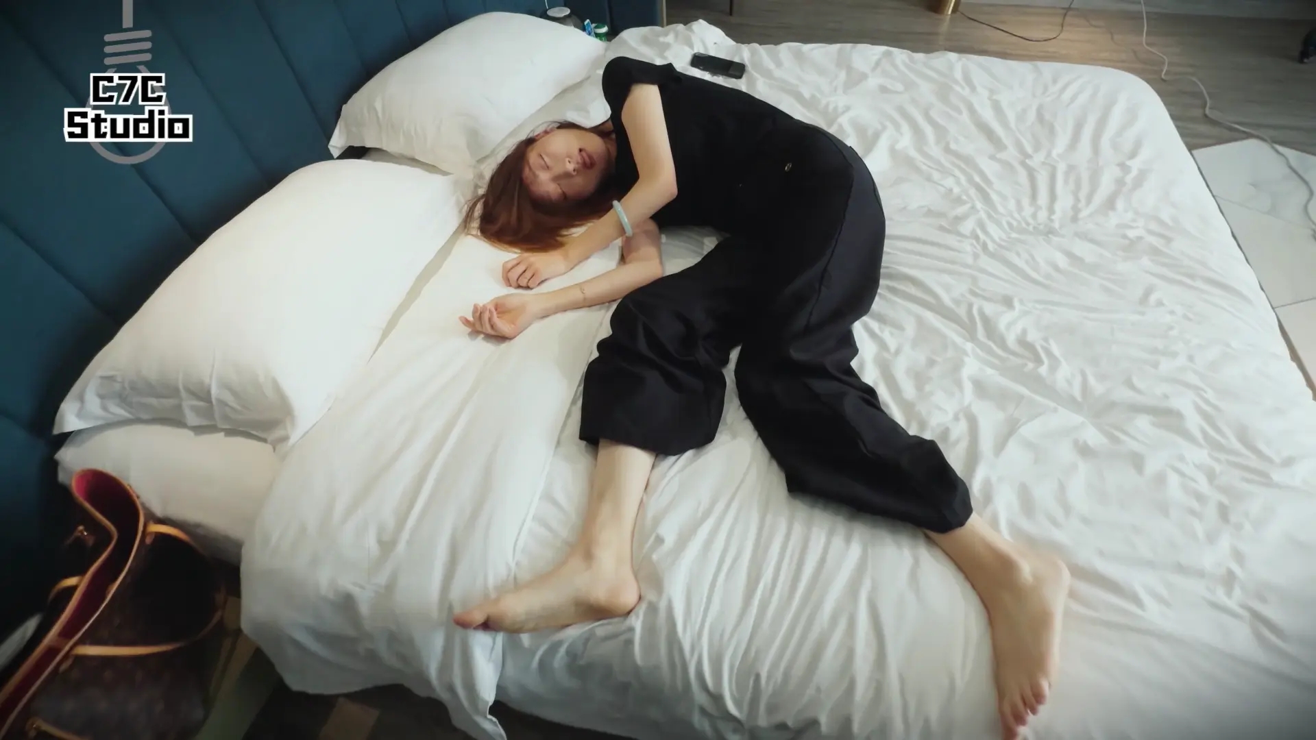《死亡与足》白袜轻熟女被掐晕脱白袜后 玩脚摆弄 《死亡与足》白袜轻熟女被掐晕脱白袜后 玩脚摆弄