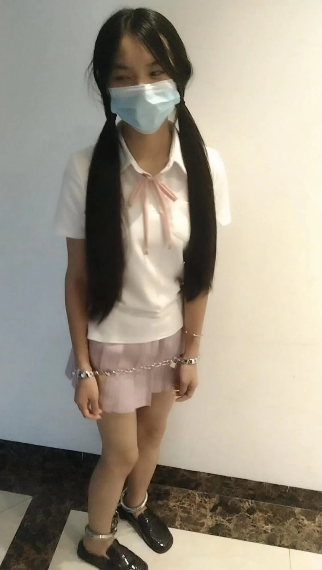 18岁小女孩在家戴手铐脚镣 JK制服 小皮鞋 18岁小女孩在家戴手铐脚镣 JK制服 小皮鞋