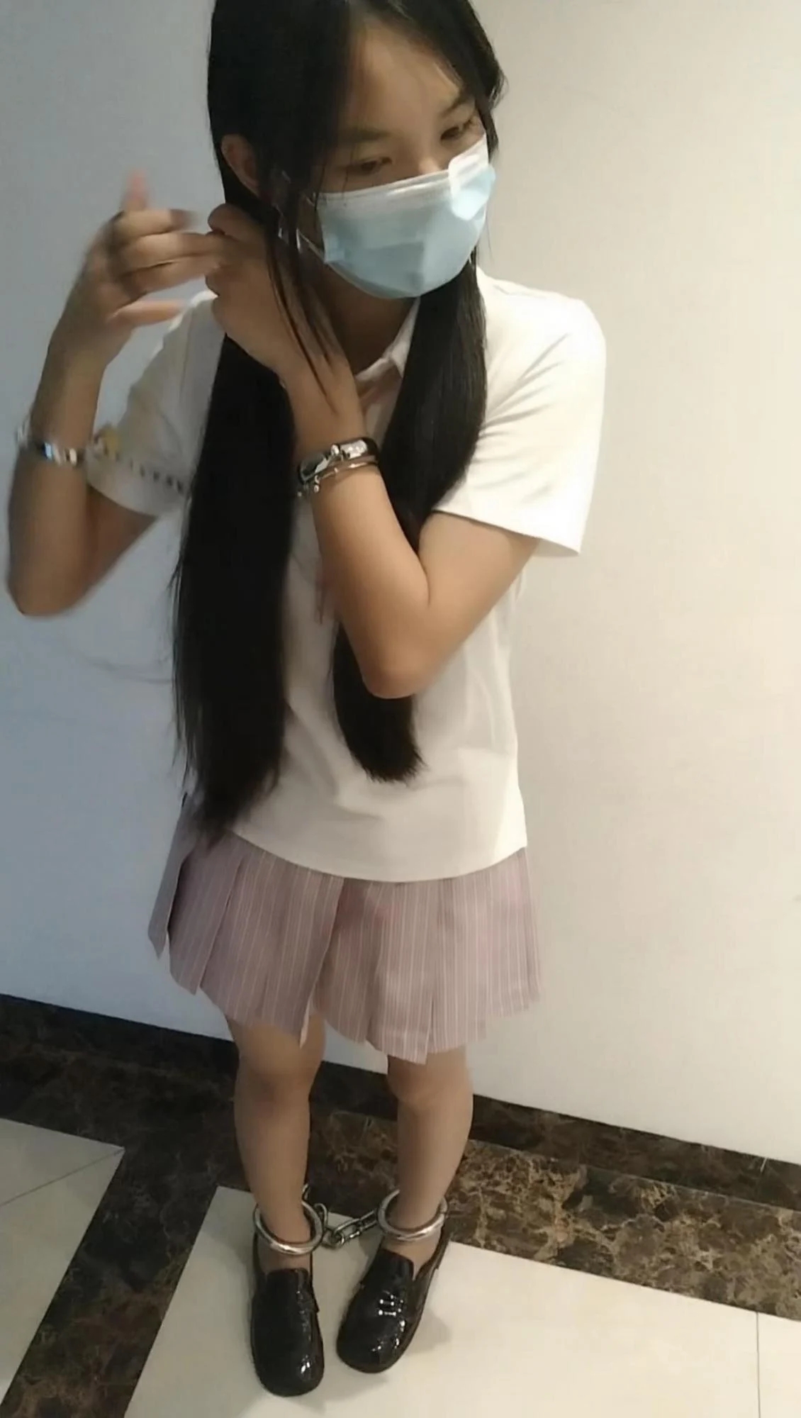 18岁小女孩在家戴手铐脚镣 JK制服 小皮鞋 18岁小女孩在家戴手铐脚镣 JK制服 小皮鞋