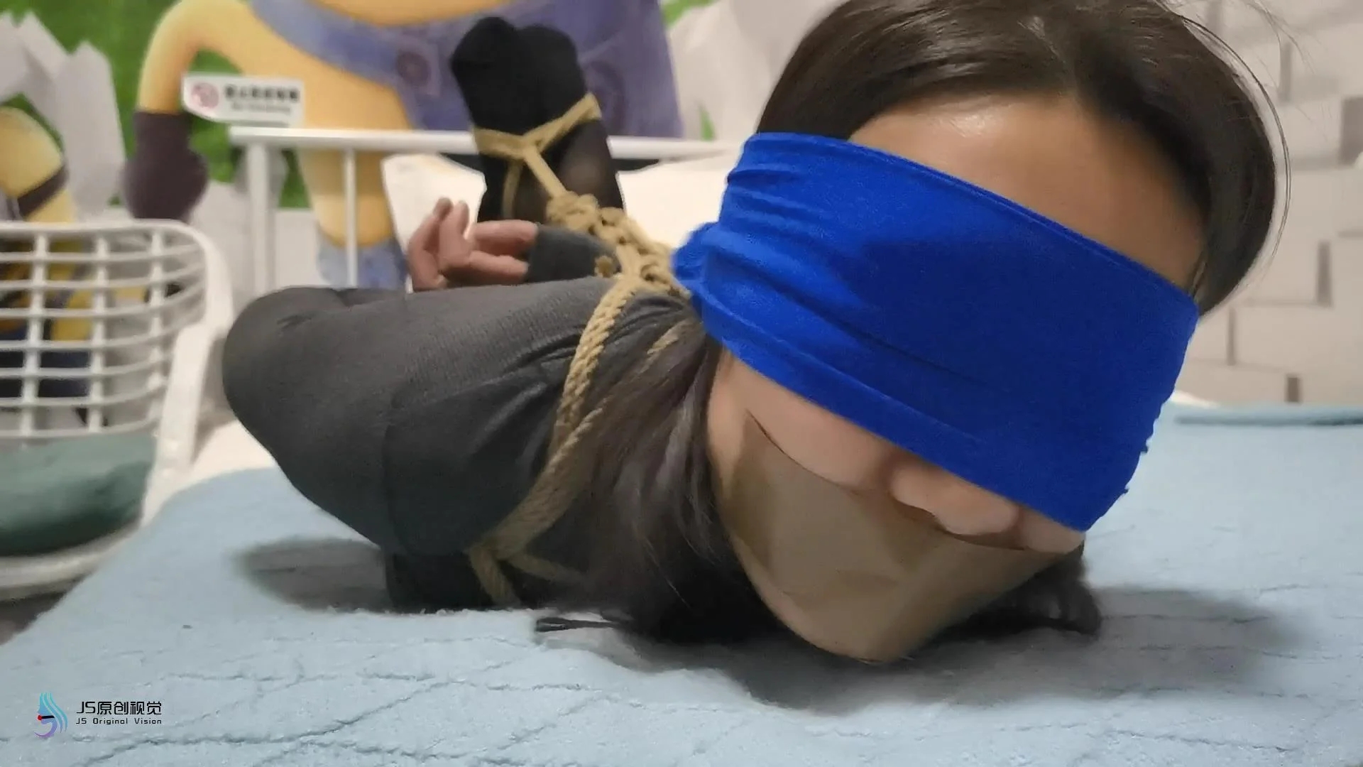 《脱困11》少女回家遭遇入室抢劫被捆绑堵嘴瓦弄