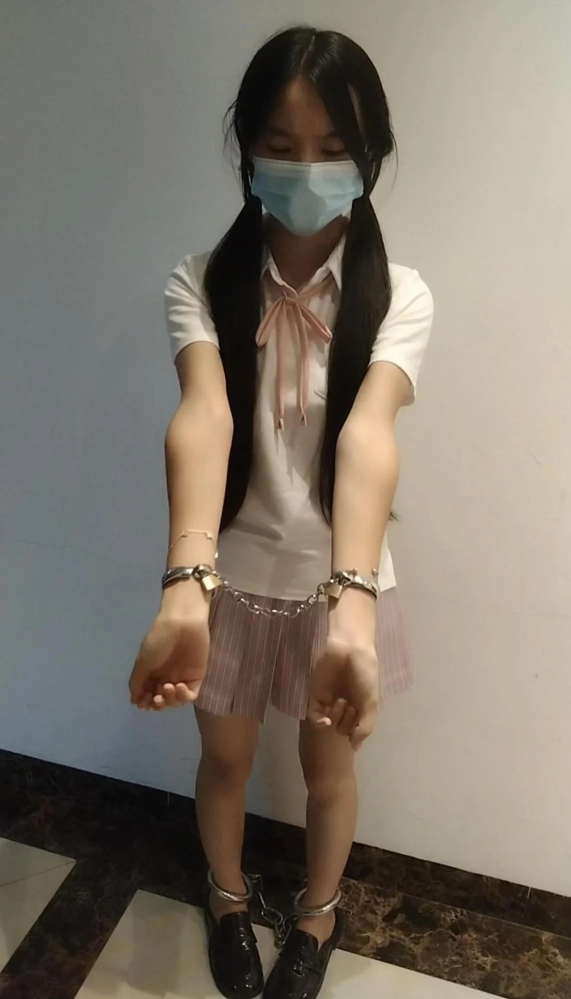 18岁小女孩在家戴手铐脚镣 JK制服 小皮鞋 18岁小女孩在家戴手铐脚镣 JK制服 小皮鞋