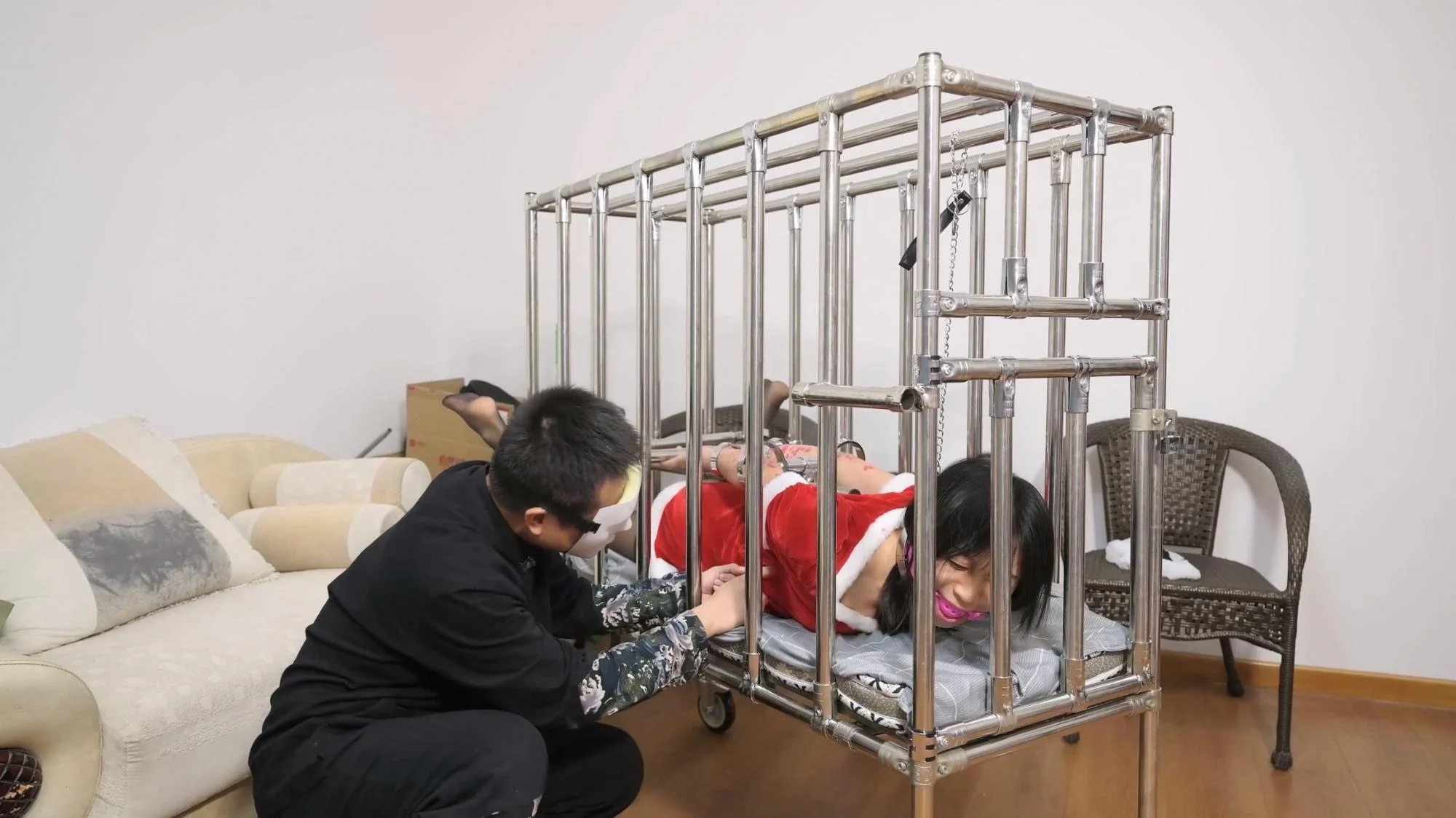 圣诞礼物沐小雨--黑丝、短靴、铁笼、镣铐、固定、抚摸、丝袜堵嘴、口球、TK、滴蜡 圣诞礼物沐小雨--黑丝、短靴、铁笼、镣铐、固定、抚摸、丝袜堵嘴、口球、TK、滴蜡