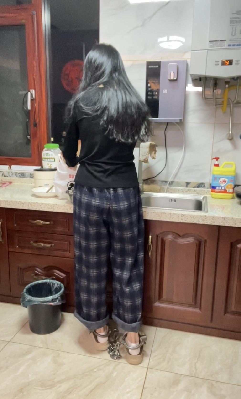 戴镣铐生活的大二女生-宅家日常 戴镣铐生活的大二女生-宅家日常