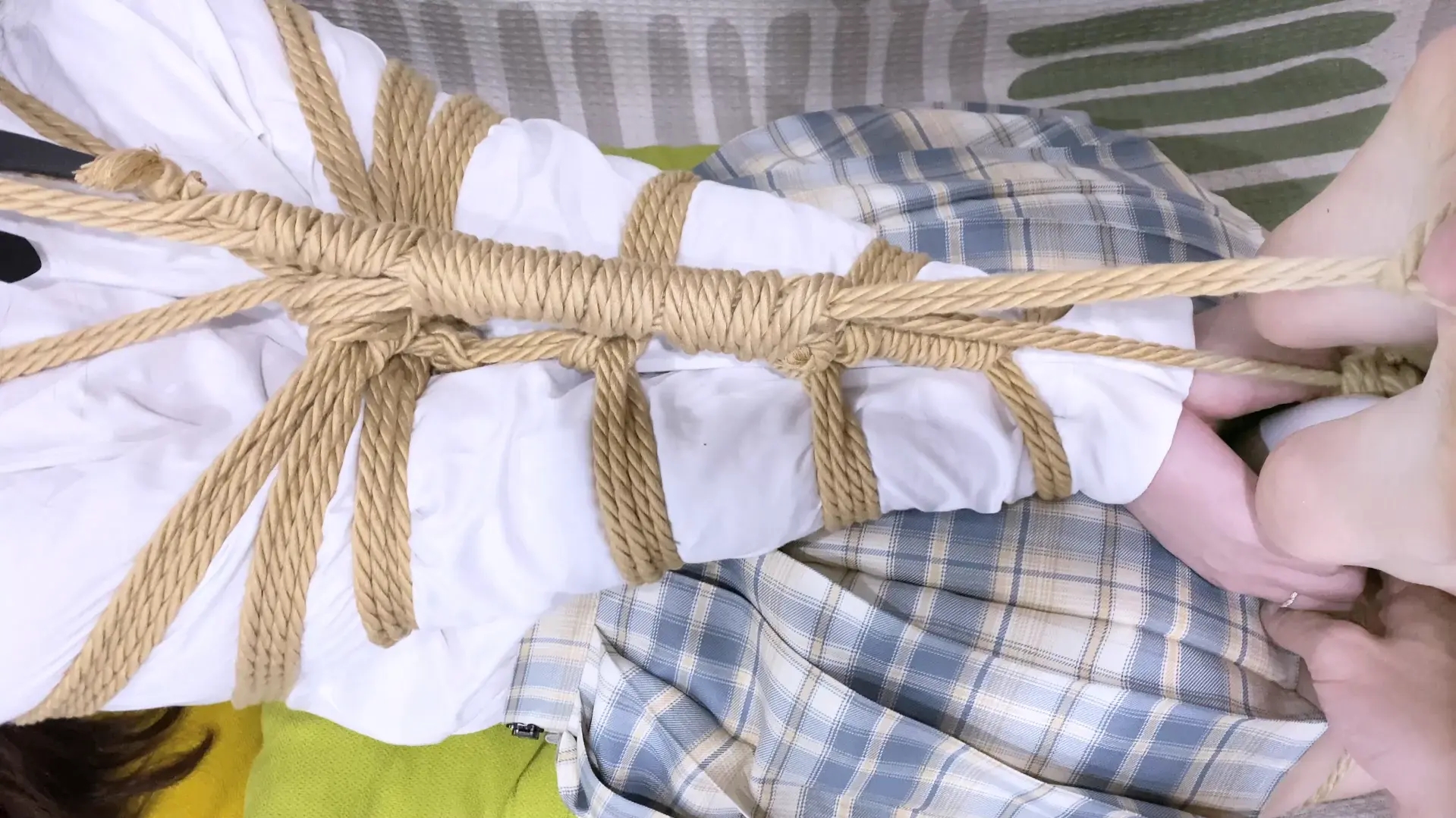 《吃鱼的喵》-jk制服被超紧直臂驷马放置+绑脚趾+马具口球强制抬头+裸足蛇缚并腿捆+纯放置玩法没有花哨的内容+紧缚直臂爱好者福音