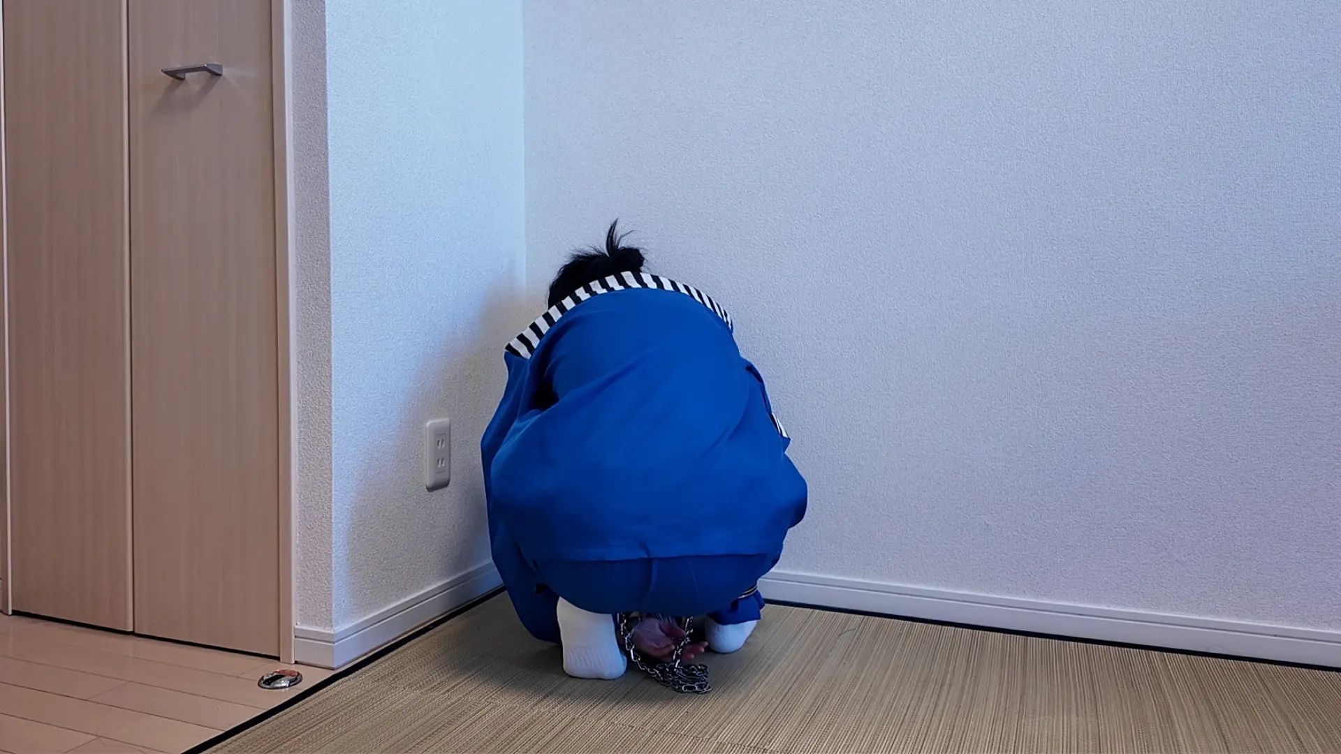 【キキkiki 】(接上集) kiki囚服白袜镣铐绝望行走被管教用脚揉拧