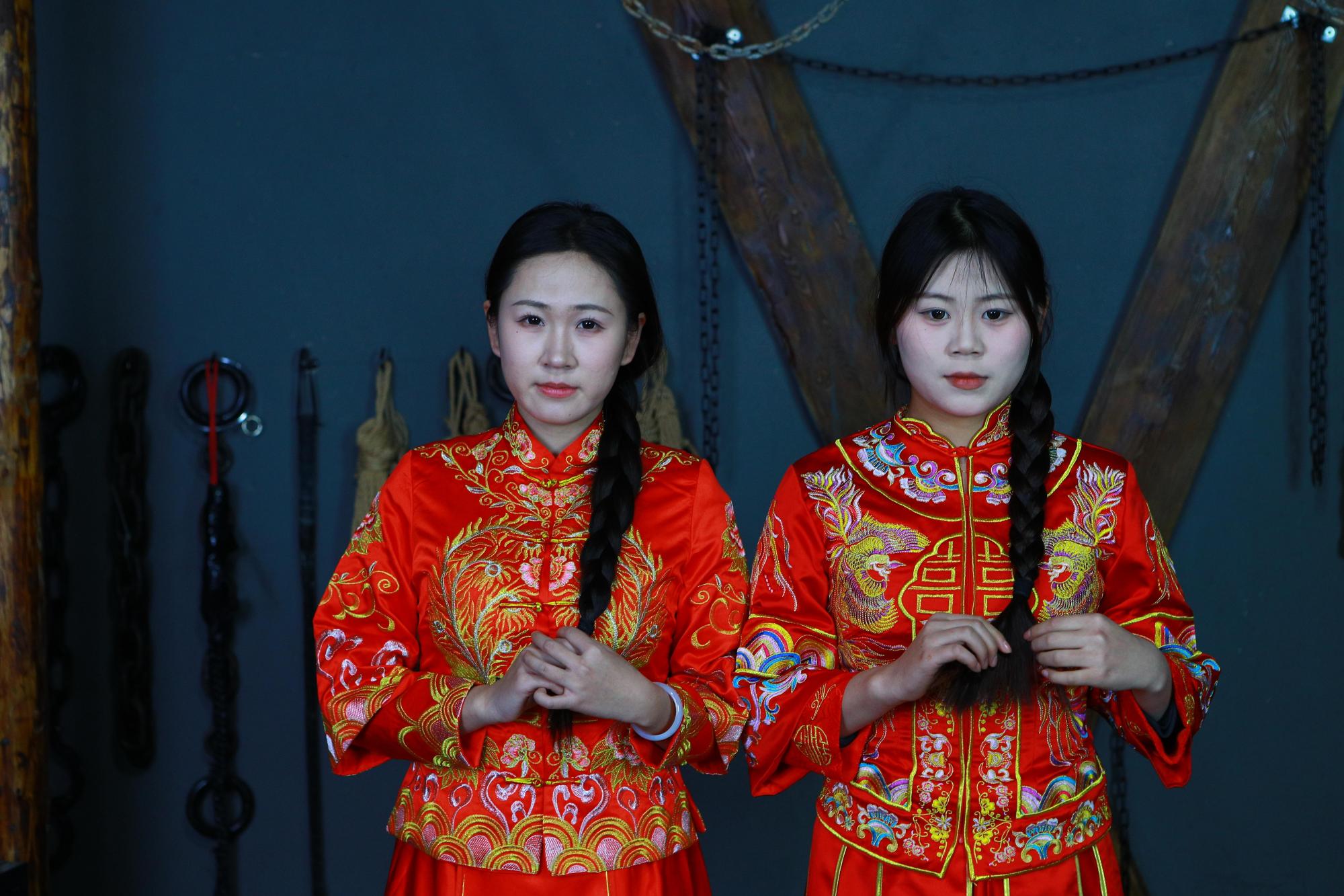 【秀禾姐妹花】新模小雨、小晴被土匪抢来五花大绑老虎凳拶子等各种刑具 【秀禾姐妹花】新模小雨、小晴被土匪抢来五花大绑老虎凳拶子等各种刑具