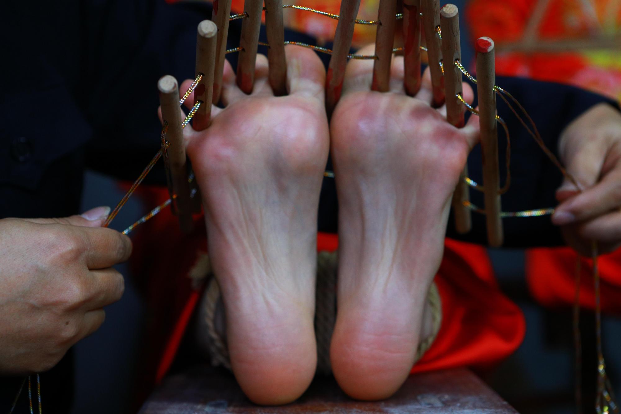 【秀禾姐妹花】新模小雨、小晴被土匪抢来五花大绑老虎凳拶子等各种刑具 【秀禾姐妹花】新模小雨、小晴被土匪抢来五花大绑老虎凳拶子等各种刑具