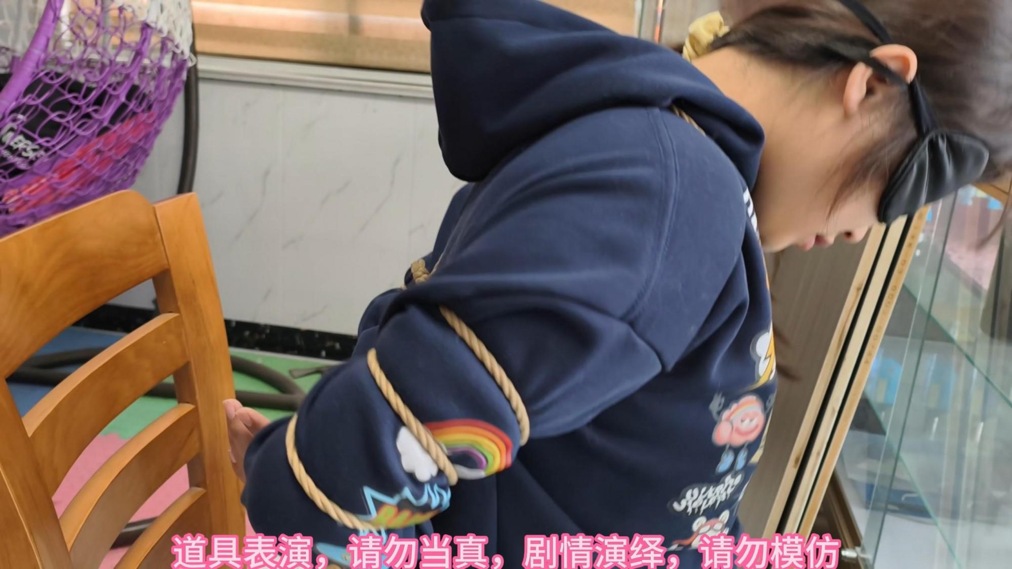 大学生商店颈手脚连铐,五花捆绑挣扎,古桥连铐找钥匙游戏 大学生商店颈手脚连铐,五花捆绑挣扎,古桥连铐找钥匙游戏