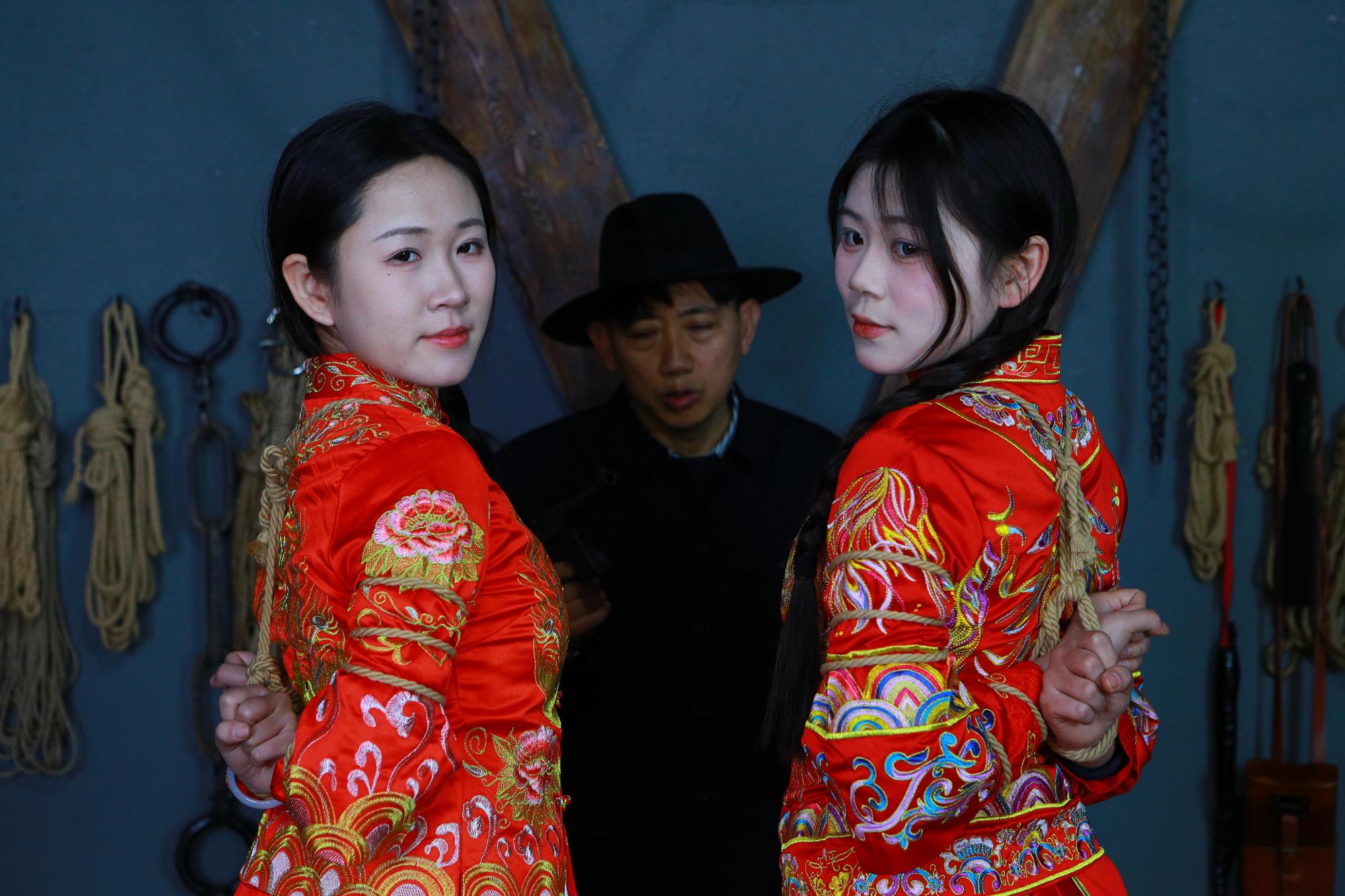【秀禾姐妹花】新模小雨、小晴被土匪抢来五花大绑老虎凳拶子等各种刑具 【秀禾姐妹花】新模小雨、小晴被土匪抢来五花大绑老虎凳拶子等各种刑具