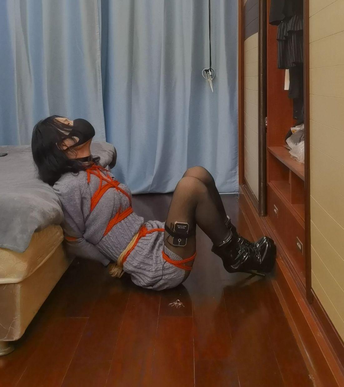交叉手腕的超紧直臂自缚教程然后18cm高跟鞋电击钢钩拿钥匙打开剪刀