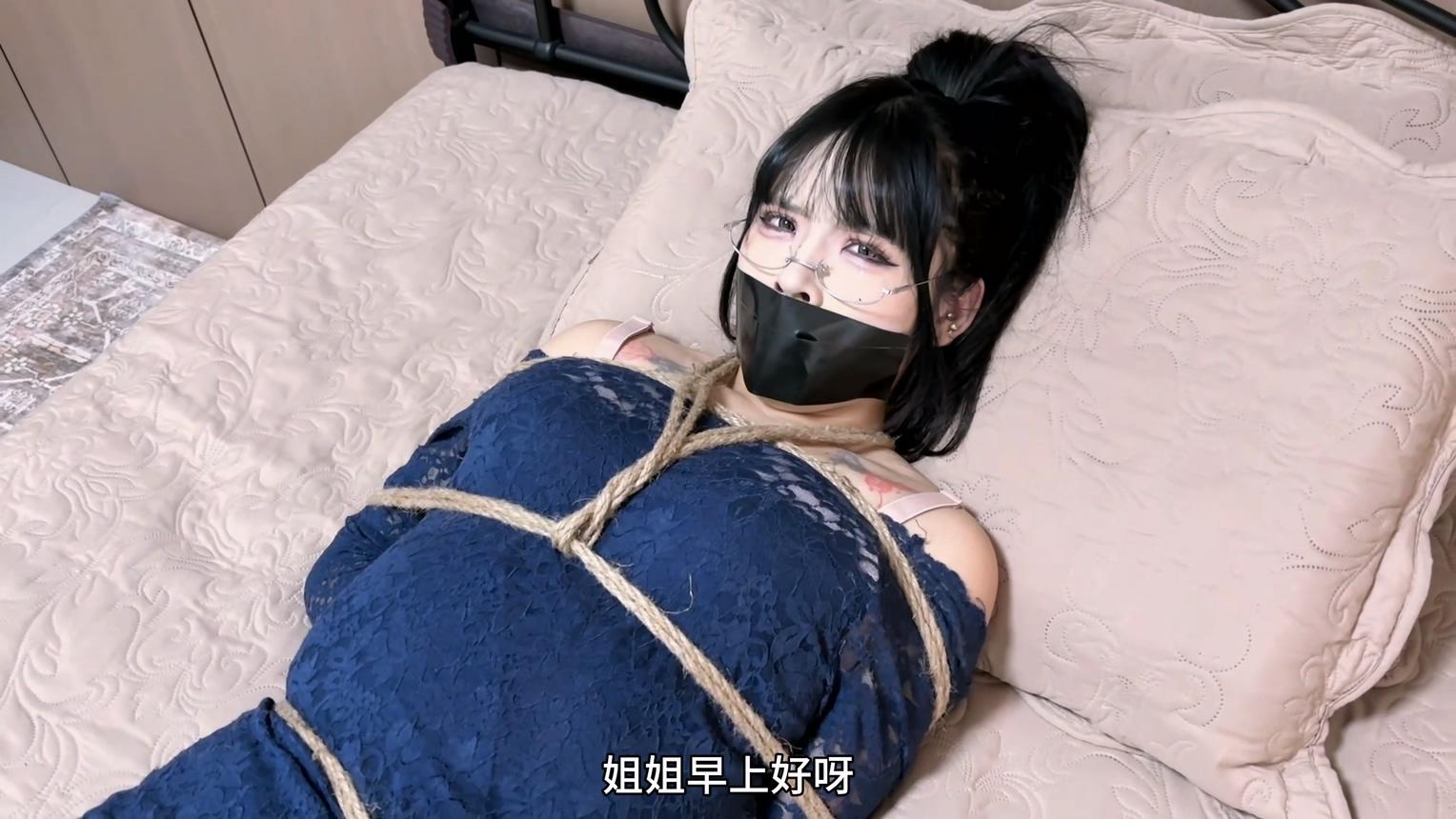 king的饱和式剧情《禁锢的“家人”01》超有趣的设定 根据漫画改编 性感诱惑的灰色美女们被迫变成家人 被长期饲养 超密集捆绑 吴晗 曼妮2位超演技的熟女演绎 喜欢的千万别错过。 king的饱和式剧情《禁锢的“家人”01》超有趣的设定 根据漫画改编 性感诱惑的灰色美女们被迫变成家人 被长期饲养 超密集捆绑 吴晗 曼妮2位超演技的熟女演绎 喜欢的千万别错过。