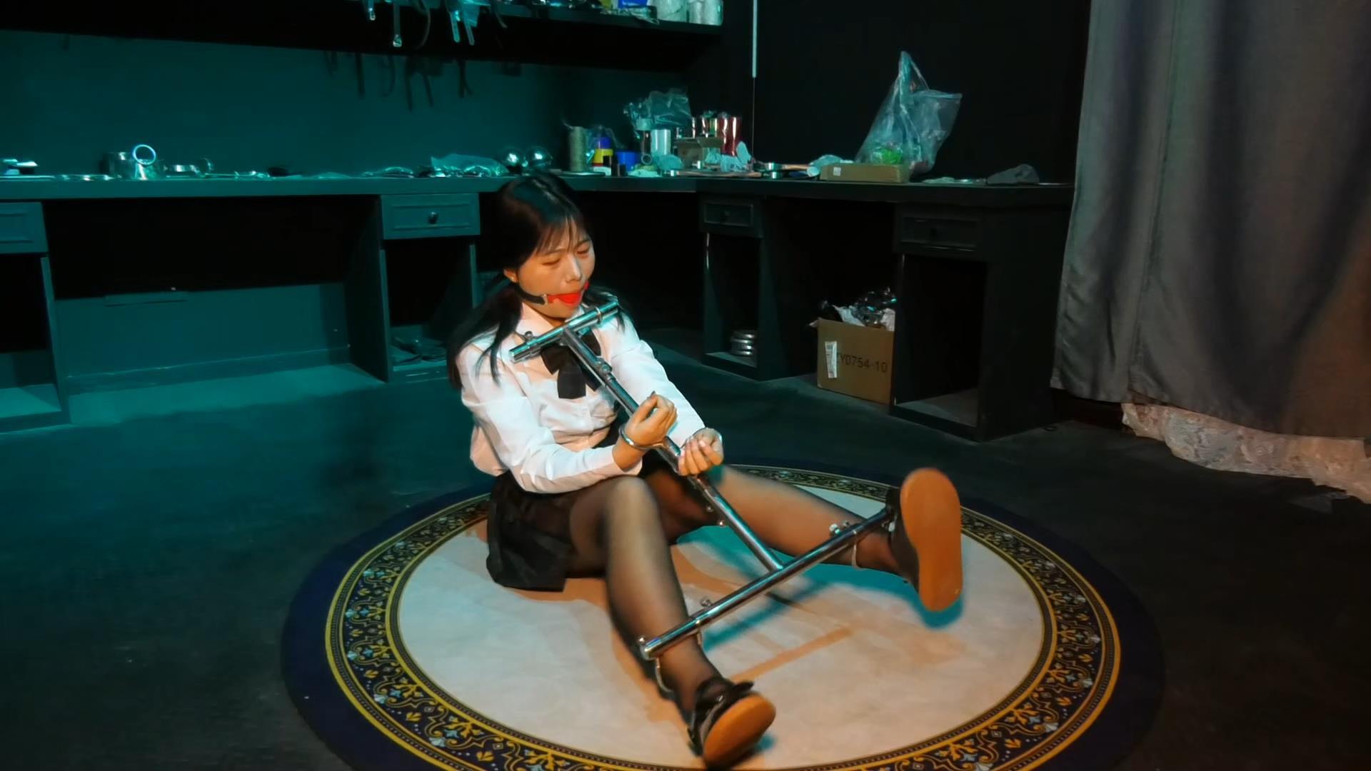 定拍转公映《新M体验拘束架》新来的女M体验一体颈手脚金属铐和一字金属枷铐 定拍转公映《新M体验拘束架》新来的女M体验一体颈手脚金属铐和一字金属枷铐