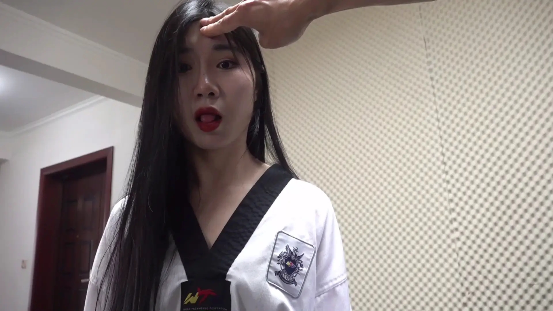 吴晗被点穴控制操纵 吴晗被点穴控制操纵