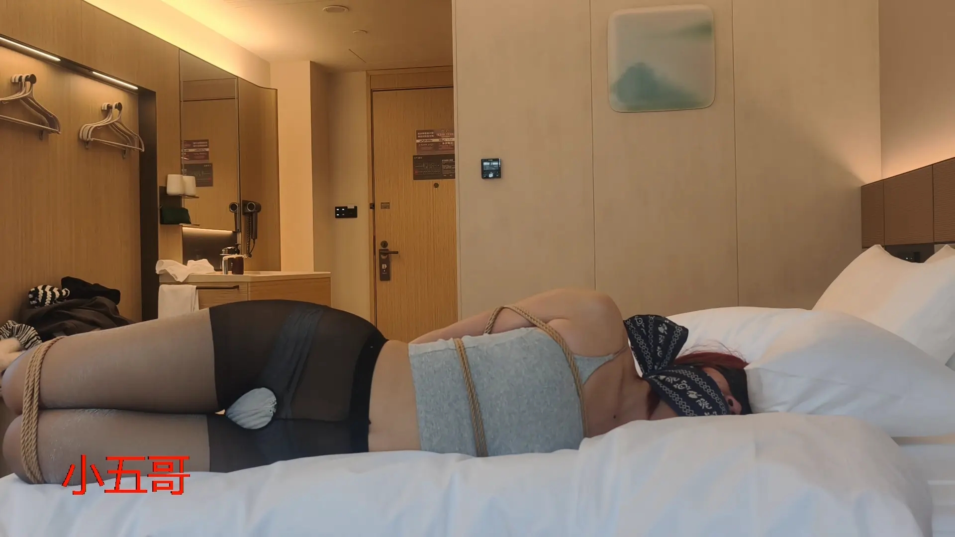 闪闪丝袜配直臂(原味超大马油丝袜塞嘴,没错就是上次约绑时穿的) 闪闪丝袜配直臂(原味超大马油丝袜塞嘴,没错就是上次约绑时穿的)