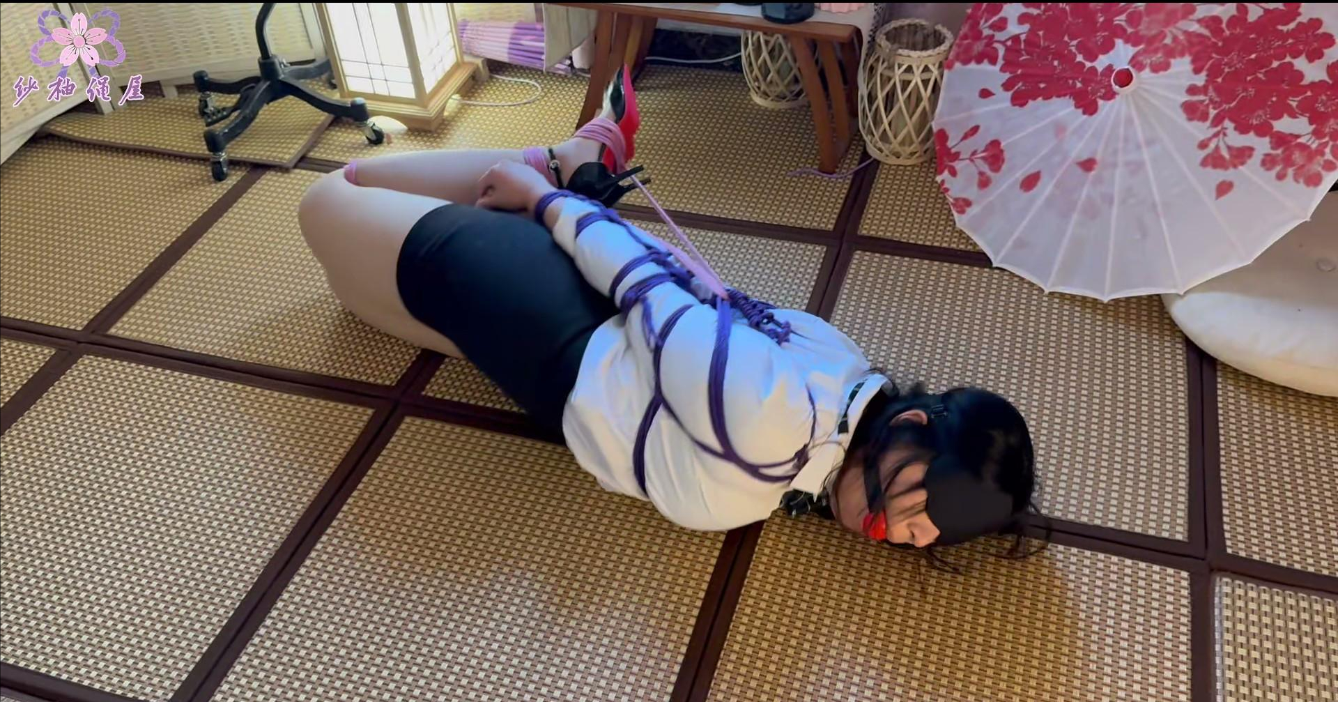 女销售员因为业绩垫底被罚进行束缚逃脱测试，陷入圈套被驷马蒙眼堵嘴，只能被无限期放置呜呜流口水挣扎......
