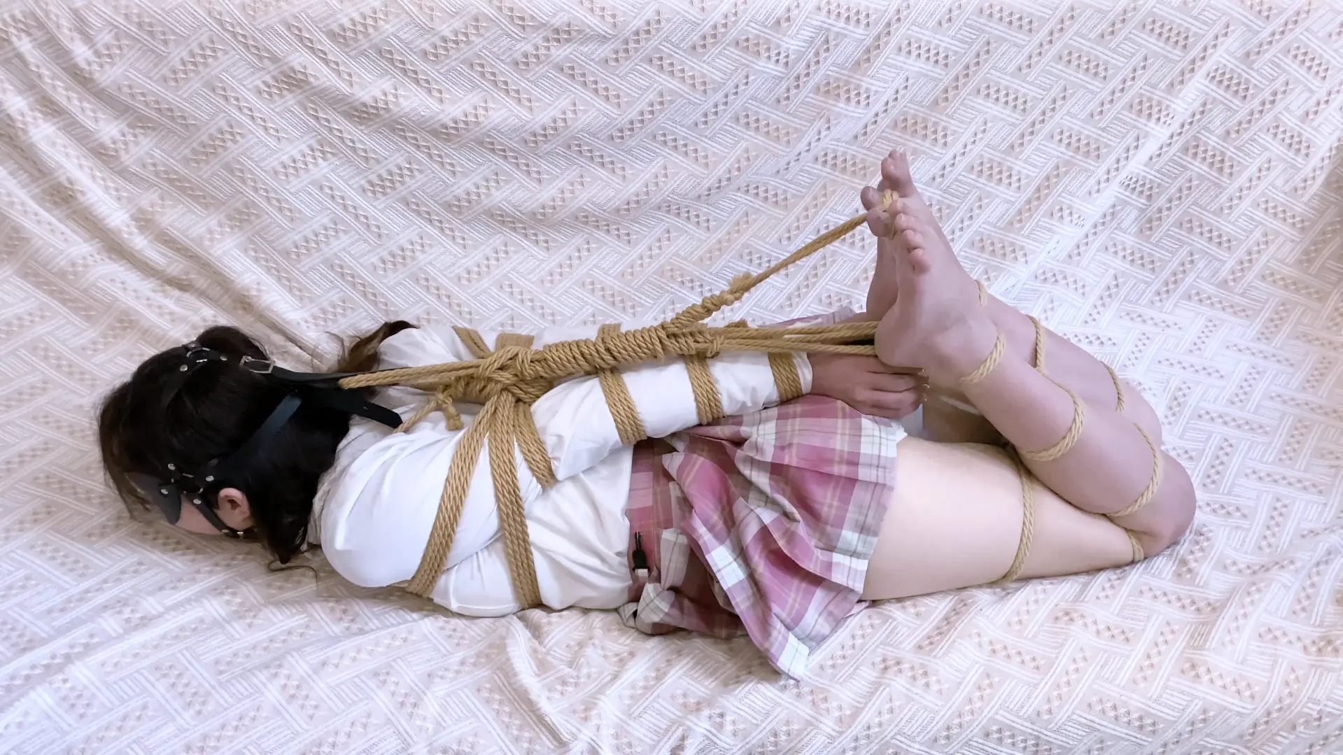 【嗷大喵】-《吃鱼的喵》-客户定拍-jk制服被欧式直臂+胸缚+蛇缚并腿缚+马具口球+紧缚驷马+绑脚趾+放置伺候和挣扎+tk+裸足+痛感愈发强烈的耐力考验等等