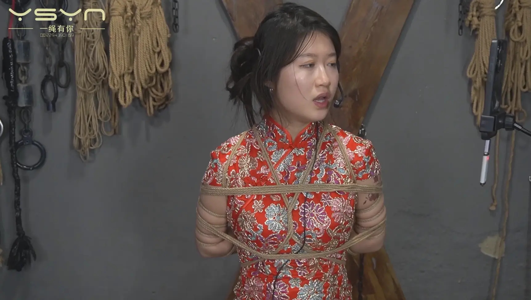 【劫持的新娘】特殊爱好的劫匪绑架新娘用绳子各种绑让其唱歌满足自己