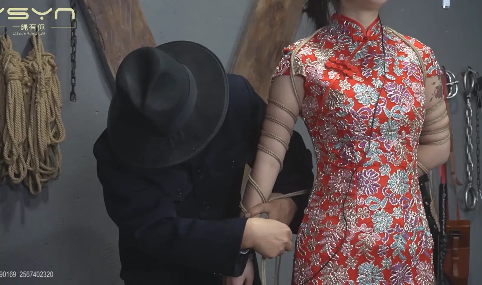 【劫持的新娘】特殊爱好的劫匪绑架新娘用绳子各种绑让其唱歌满足自己