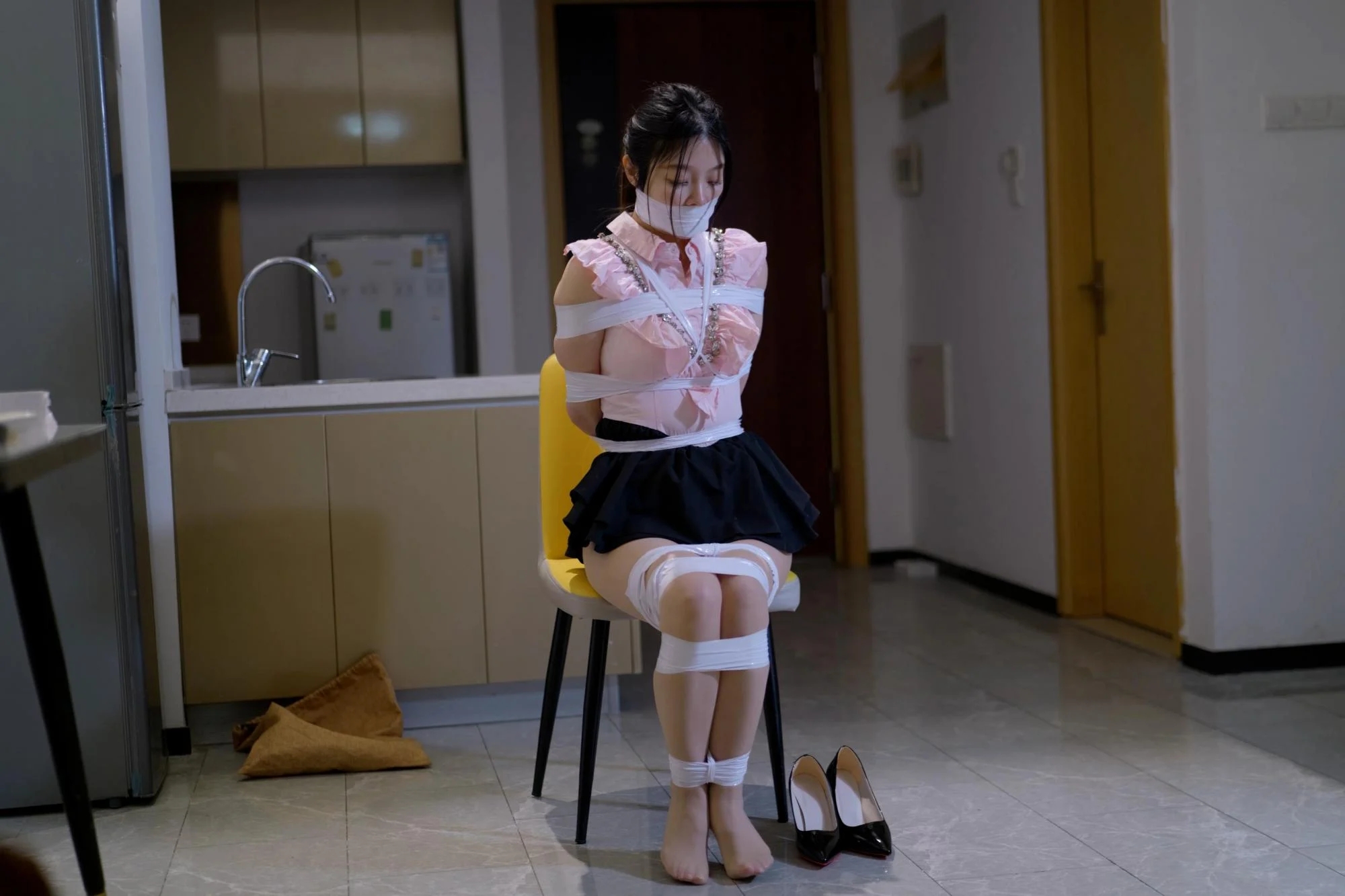 【红鲤鱼】白色胶带捆绑肉丝小姐姐