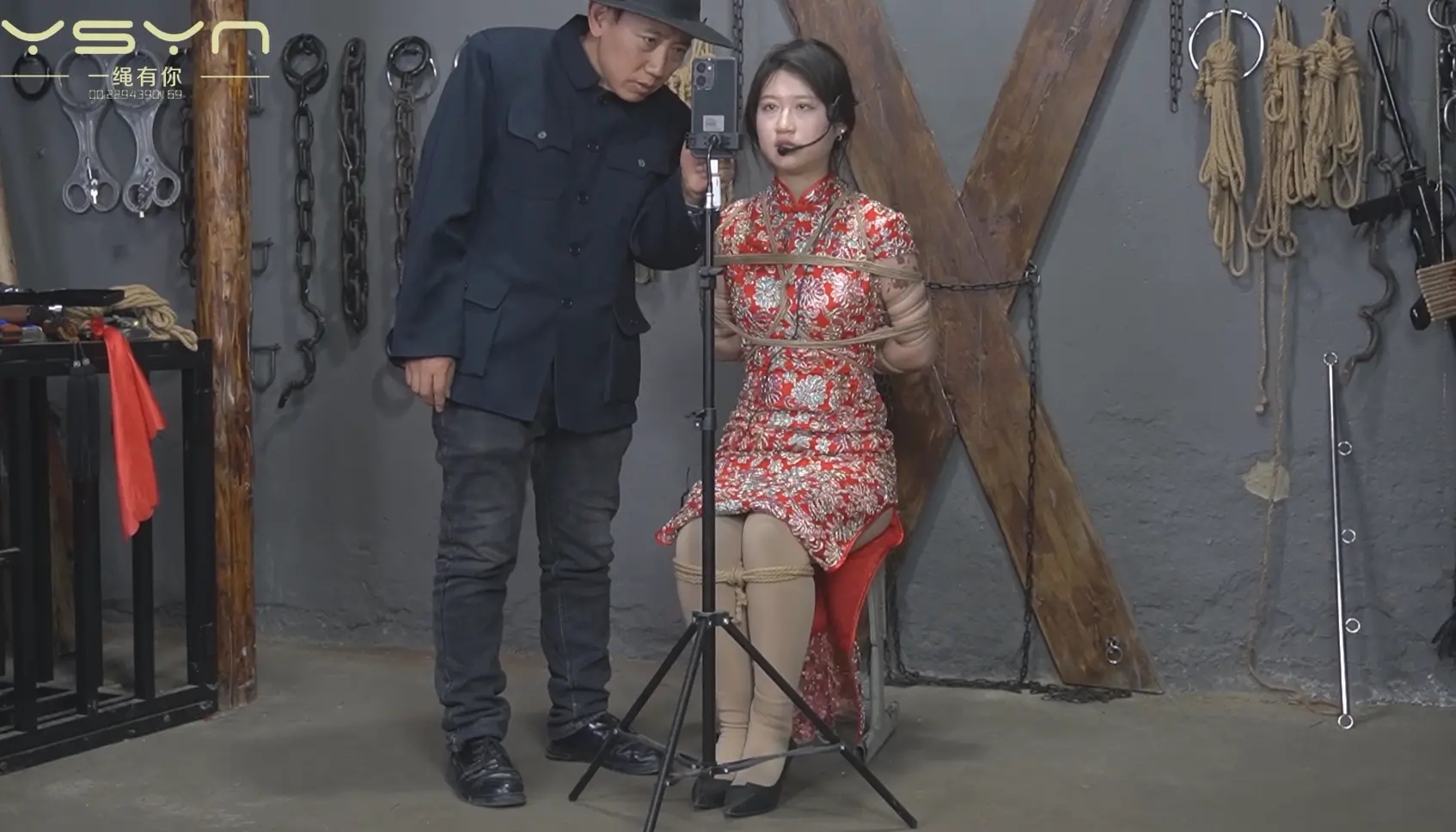 【劫持的新娘】特殊爱好的劫匪绑架新娘用绳子各种绑让其唱歌满足自己