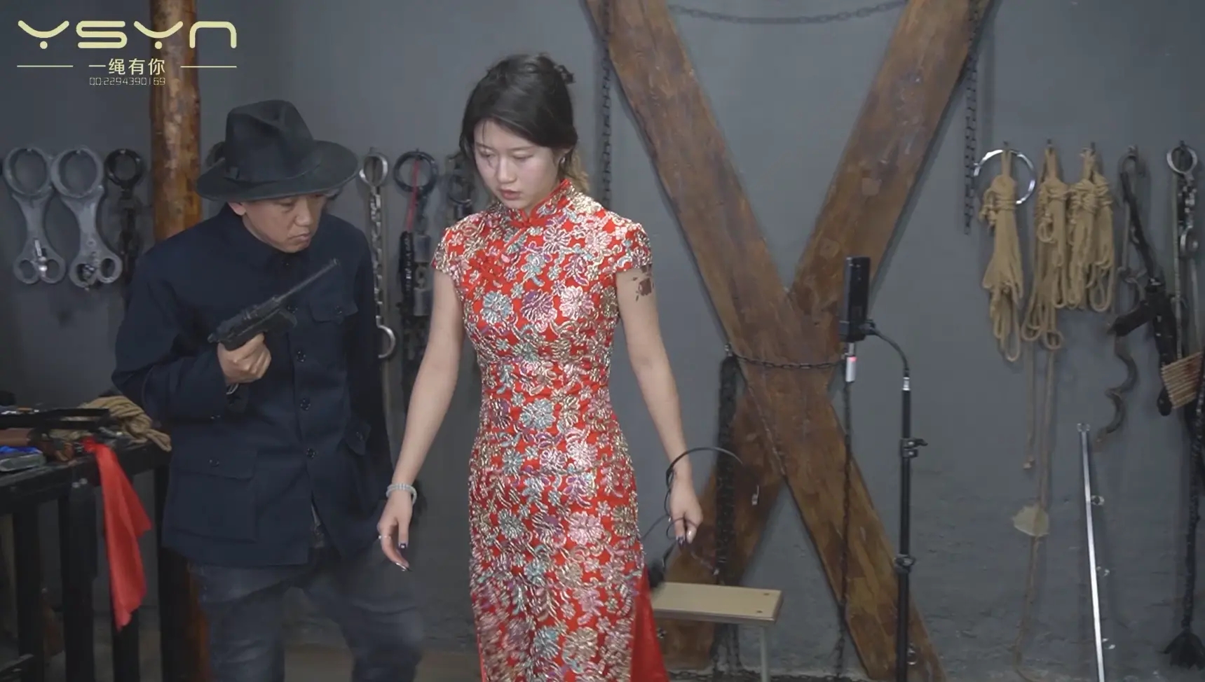 【劫持的新娘】特殊爱好的劫匪绑架新娘用绳子各种绑让其唱歌满足自己