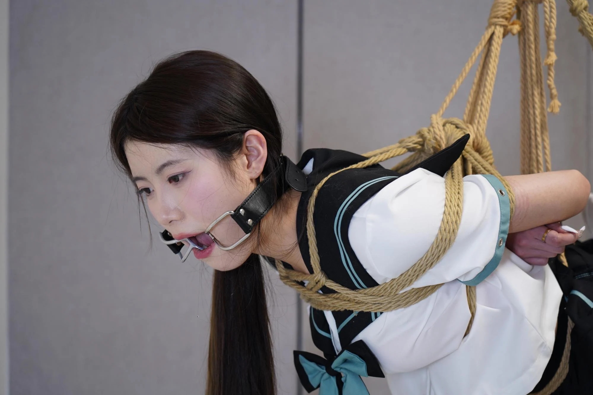 【灰太狼的羊】JK女神初次体验吊缚，挠痒口咖惩罚叠加，口水拉丝不断