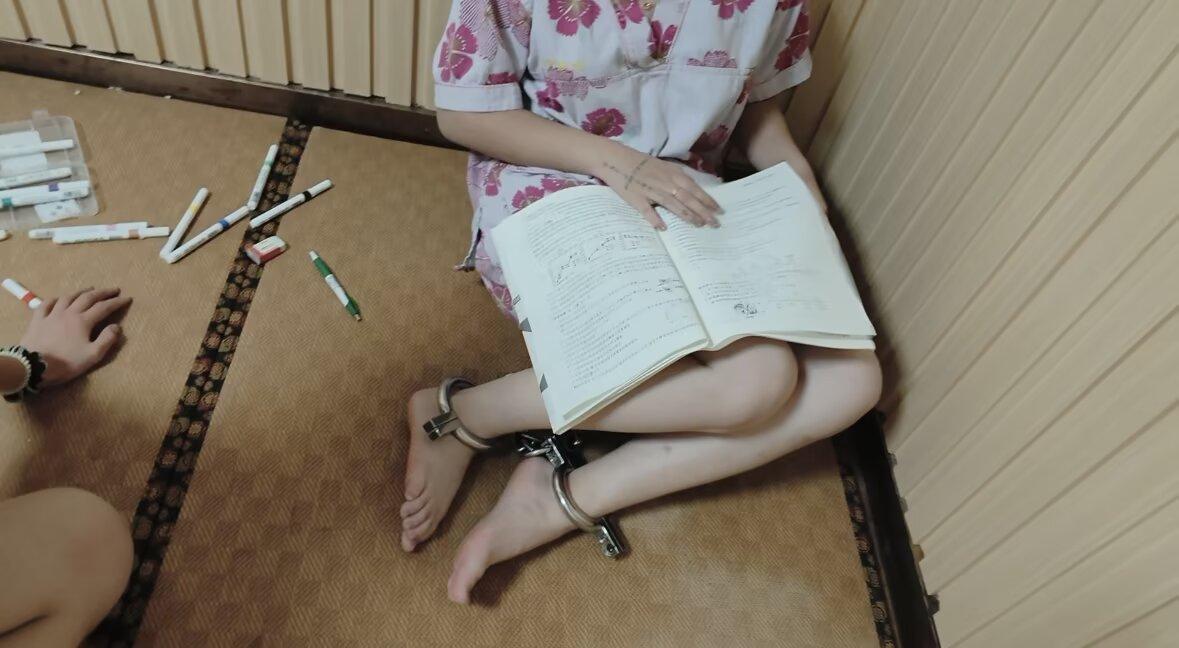 18岁校服女高中生脚镣外出+洗浴中心戴镣吃饭