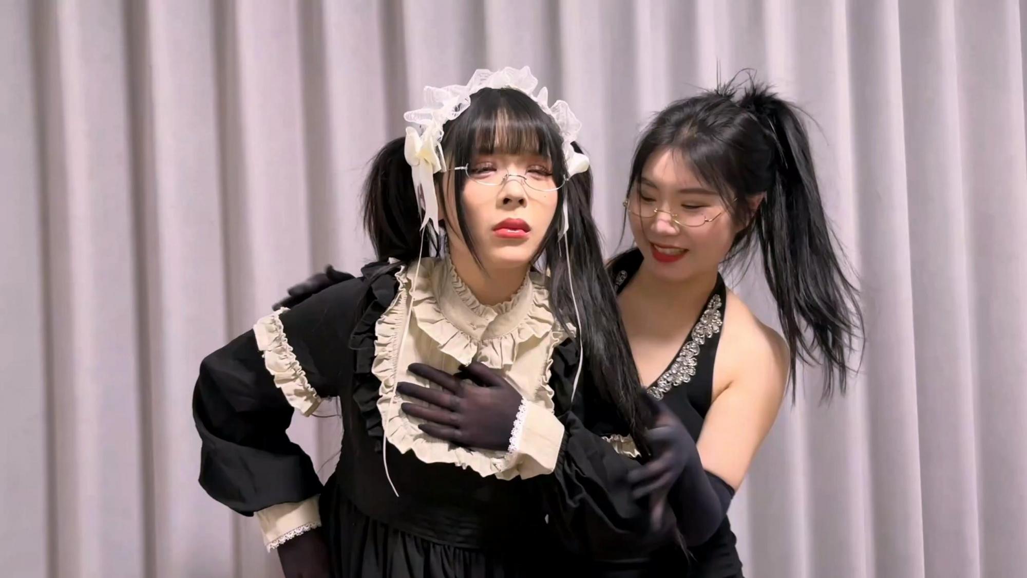 king的饱和式剧情《洋娃娃屋01》超有趣的设定 根据漫画改编 神秘房间进入的美女多会慢慢变成无法动弹的洋娃娃 被人操控无法动弹，只有眼珠乱转。
