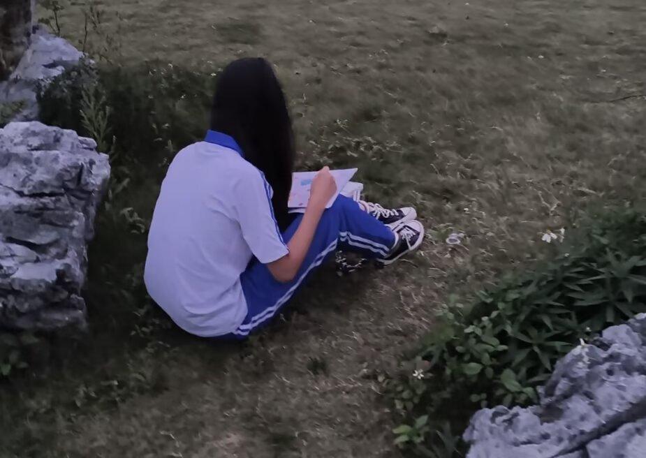 18岁校服女高中生脚镣外出+洗浴中心戴镣吃饭