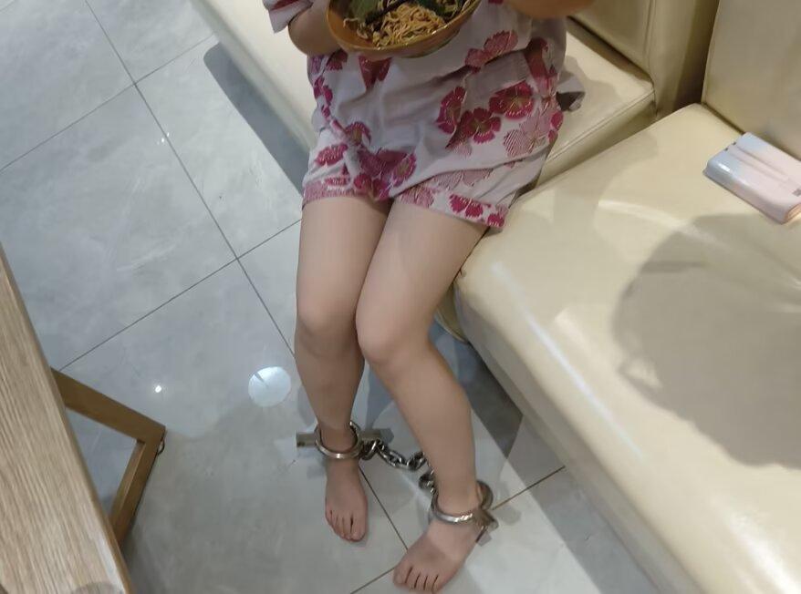 18岁校服女高中生脚镣外出+洗浴中心戴镣吃饭