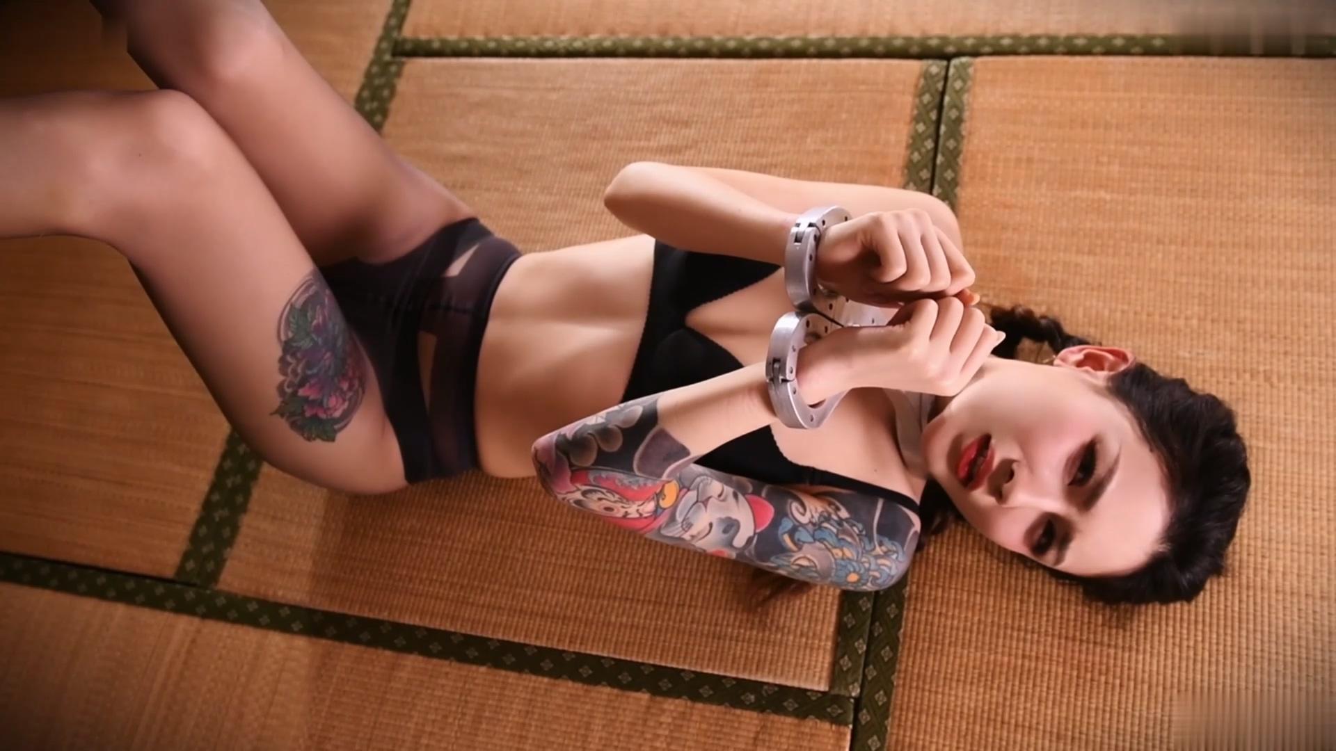丽柜美束 缚虐华裳