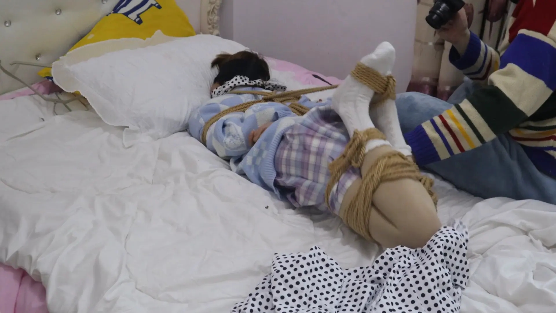 【荷仙少女】橙毛短发学生妹的两种受虐绑姿势 肉丝+蕾丝花边袜的本本（B）拼命想挣扎，但身体一直遭受咸猪手的乱摸与揩油，后面直接急哭了