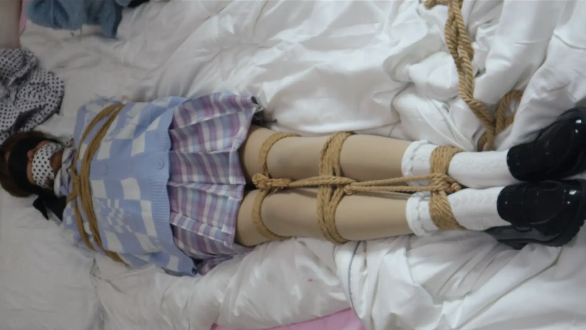 【荷仙少女】橙毛短发学生妹的两种受虐绑姿势 肉丝+蕾丝花边袜的本本（B）拼命想挣扎，但身体一直遭受咸猪手的乱摸与揩油，后面直接急哭了