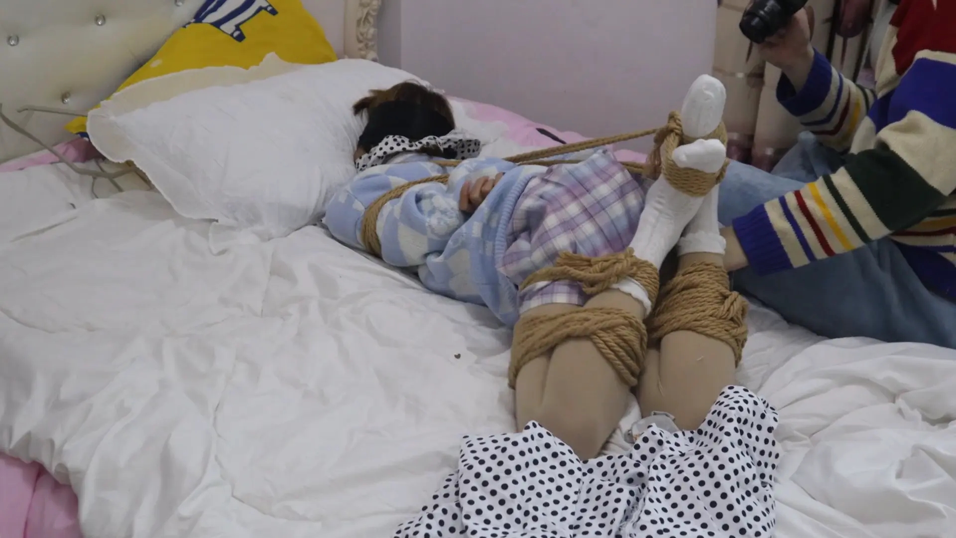 【荷仙少女】橙毛短发学生妹的两种受虐绑姿势 肉丝+蕾丝花边袜的本本（B）拼命想挣扎，但身体一直遭受咸猪手的乱摸与揩油，后面直接急哭了