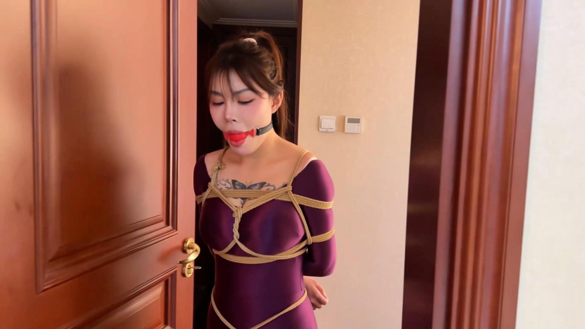 king定拍《超规模熟女安慈合集02 》只截取精彩片段 超诱惑模特安慈 猫眼紧身衣 女教师 双马尾水手服 应有尽有