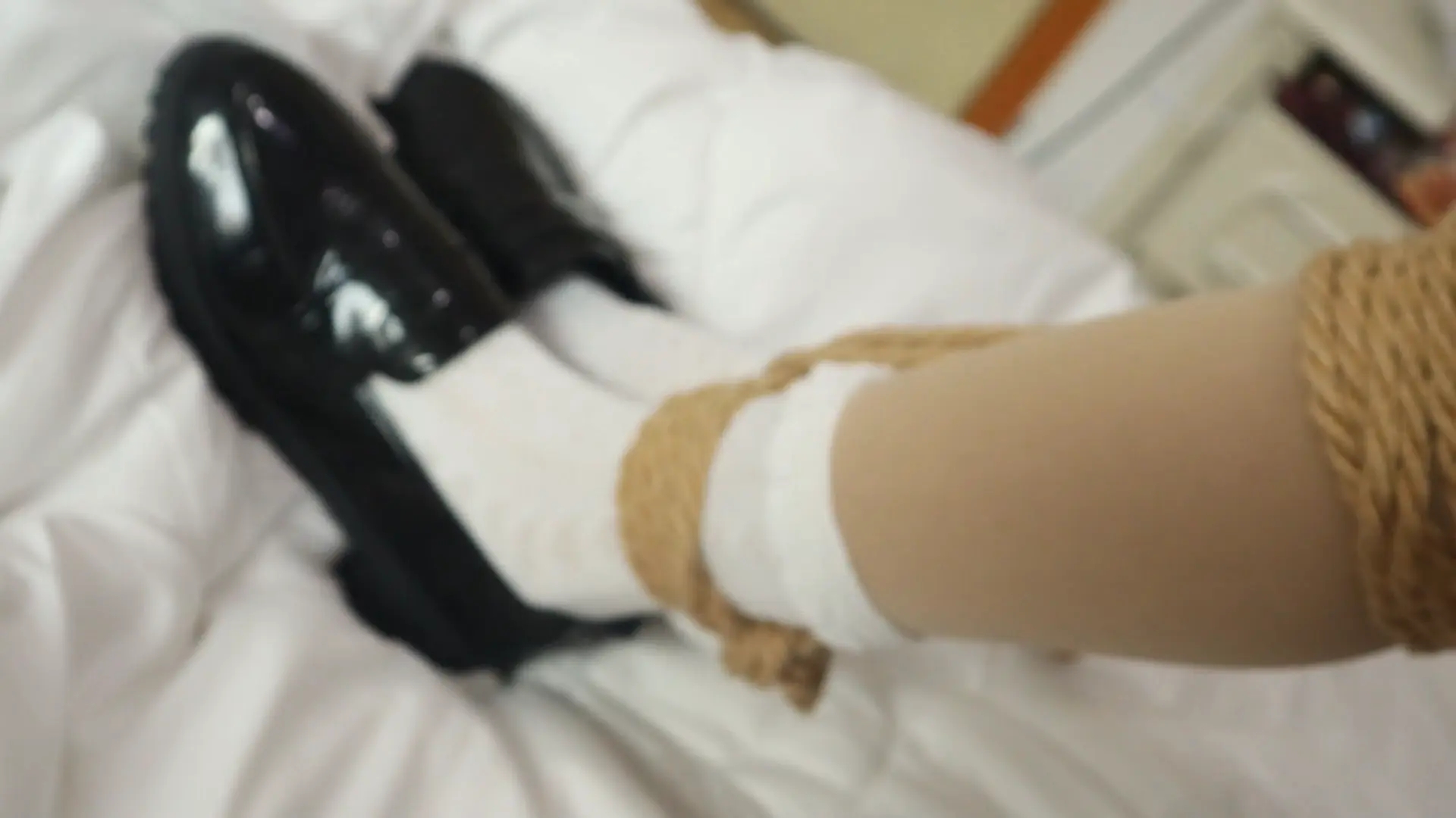【荷仙少女】橙毛短发学生妹的两种受虐绑姿势 肉丝+蕾丝花边袜的本本（B）拼命想挣扎，但身体一直遭受咸猪手的乱摸与揩油，后面直接急哭了