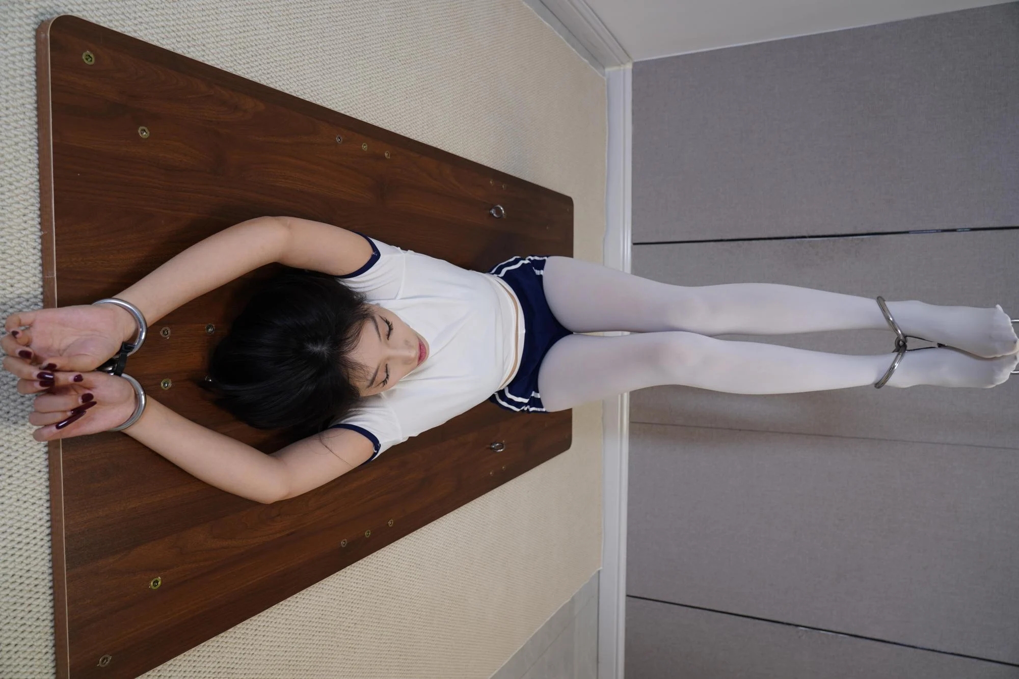 【灰太狼的羊】校园女神穿白丝挑战高难度动作，手脚被紧紧铐住，挠痒使身体疯狂摇动【手铐＋脚铐＋挠痒＋木板固定】