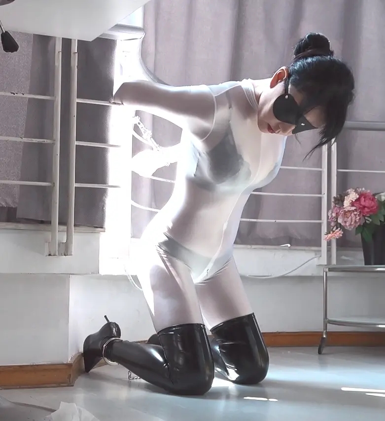 桃子酱之性感连体服的视觉冲击