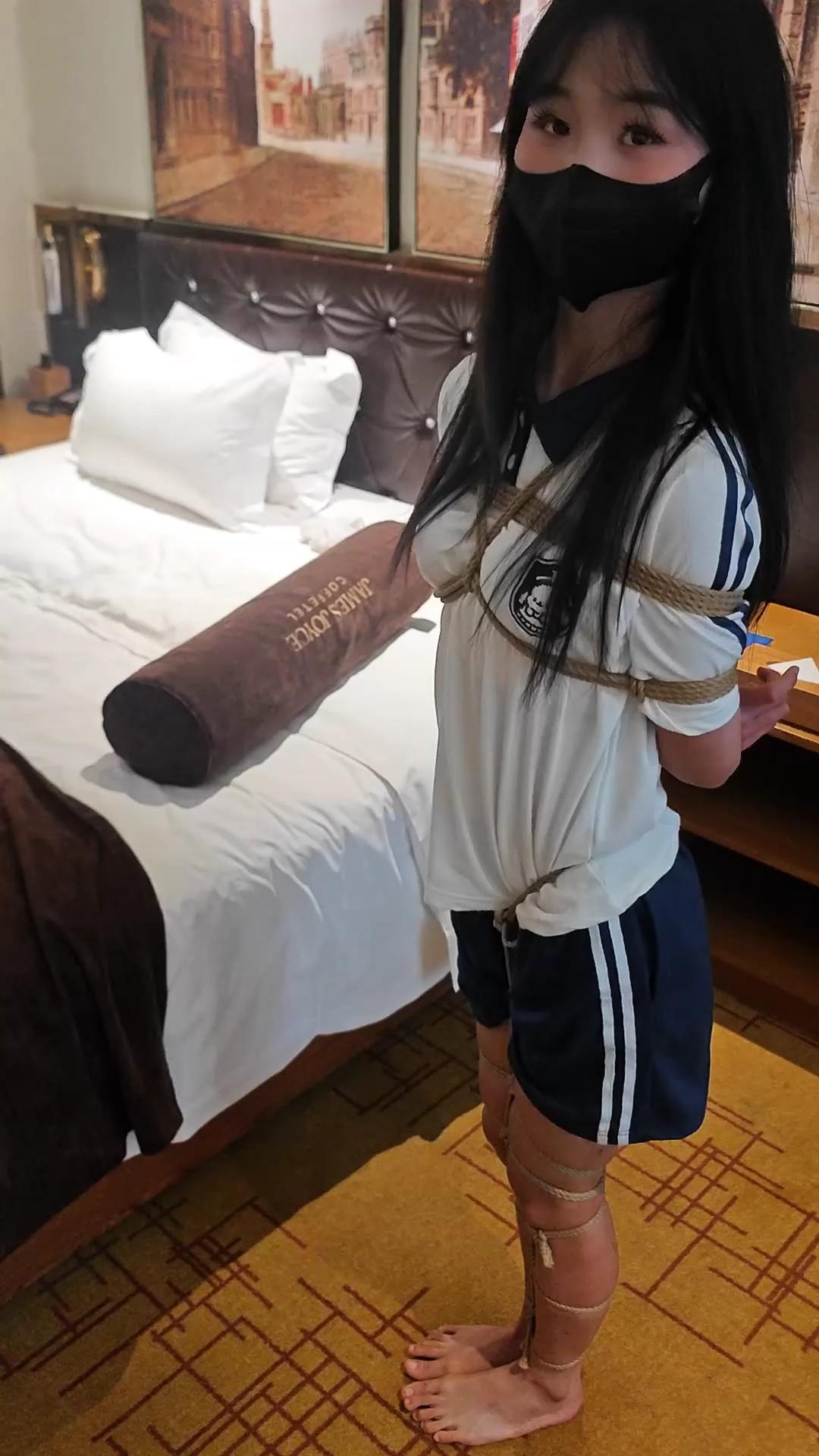 新妹子宁琪素人体验第三弹。蛇缚，束缚蹦跳，TK。