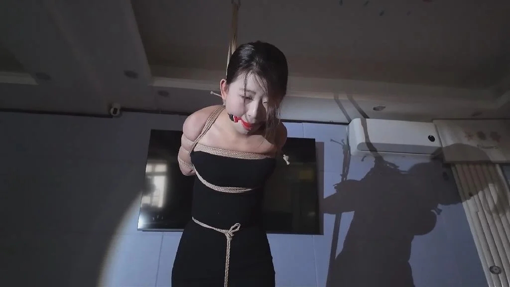 (绳屋藏娇)定拍:空姐服吊缚杨若雨 (绳屋藏娇)定拍:空姐服吊缚杨若雨